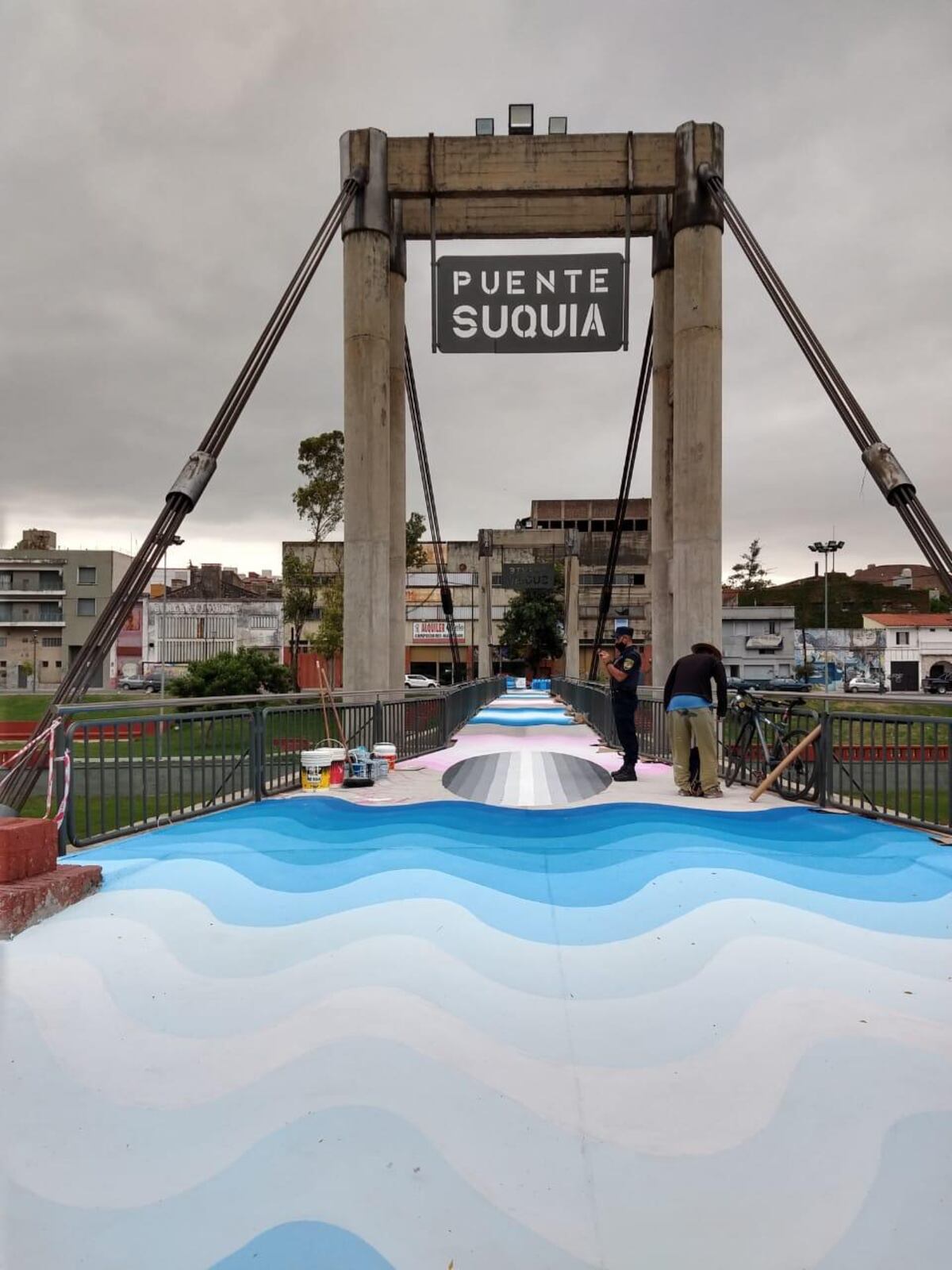 Así está quedando el tradicional Puente Suquía, intervenido por un artista cordobés por iniciativa de la Municipalidad de Córdoba. (Prensa Municipalidad de Córdoba)