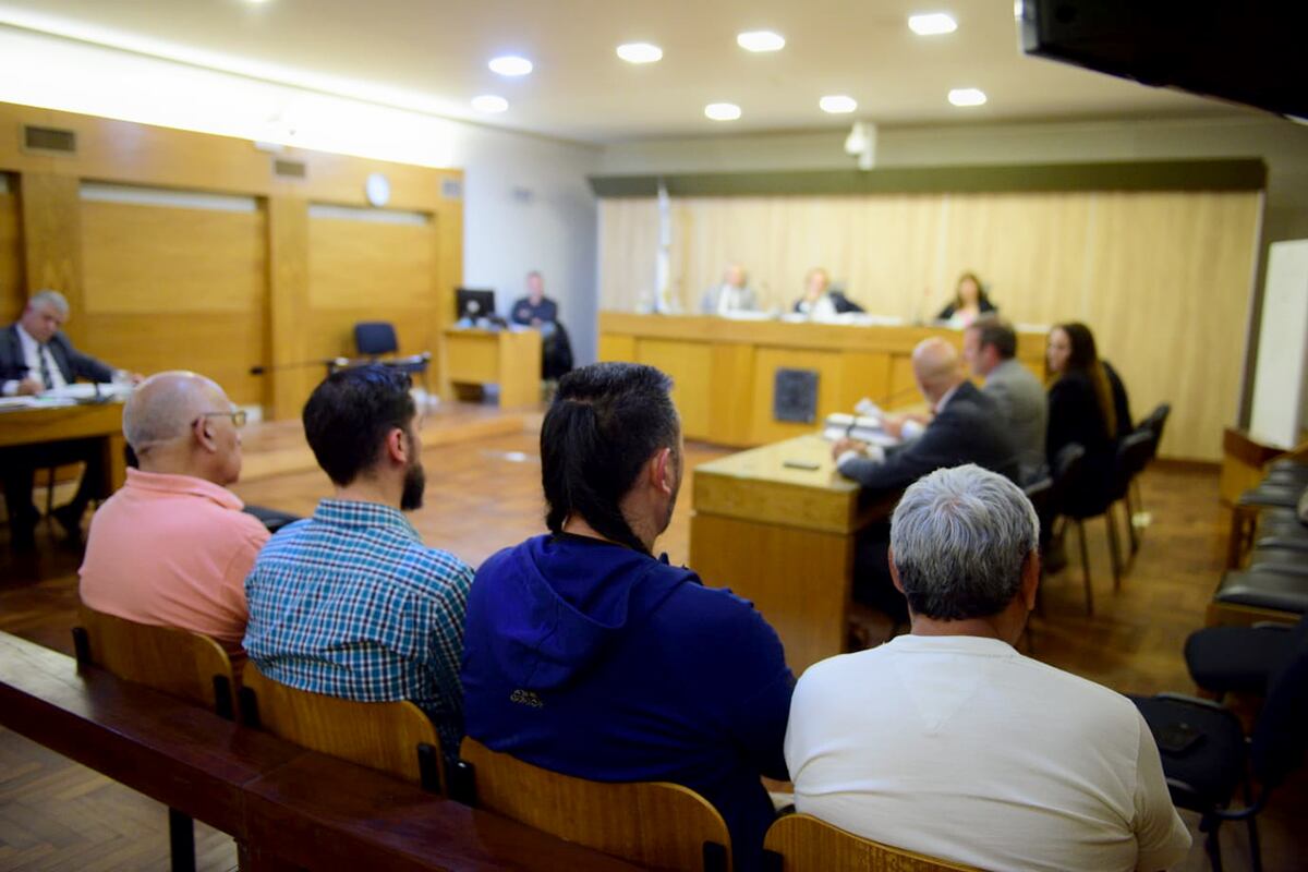 Termina el juicio a cuatro municipales juzgados por la muerte de un chico electrocutado en una plaza. (José Gabriel Hernández / La Voz)