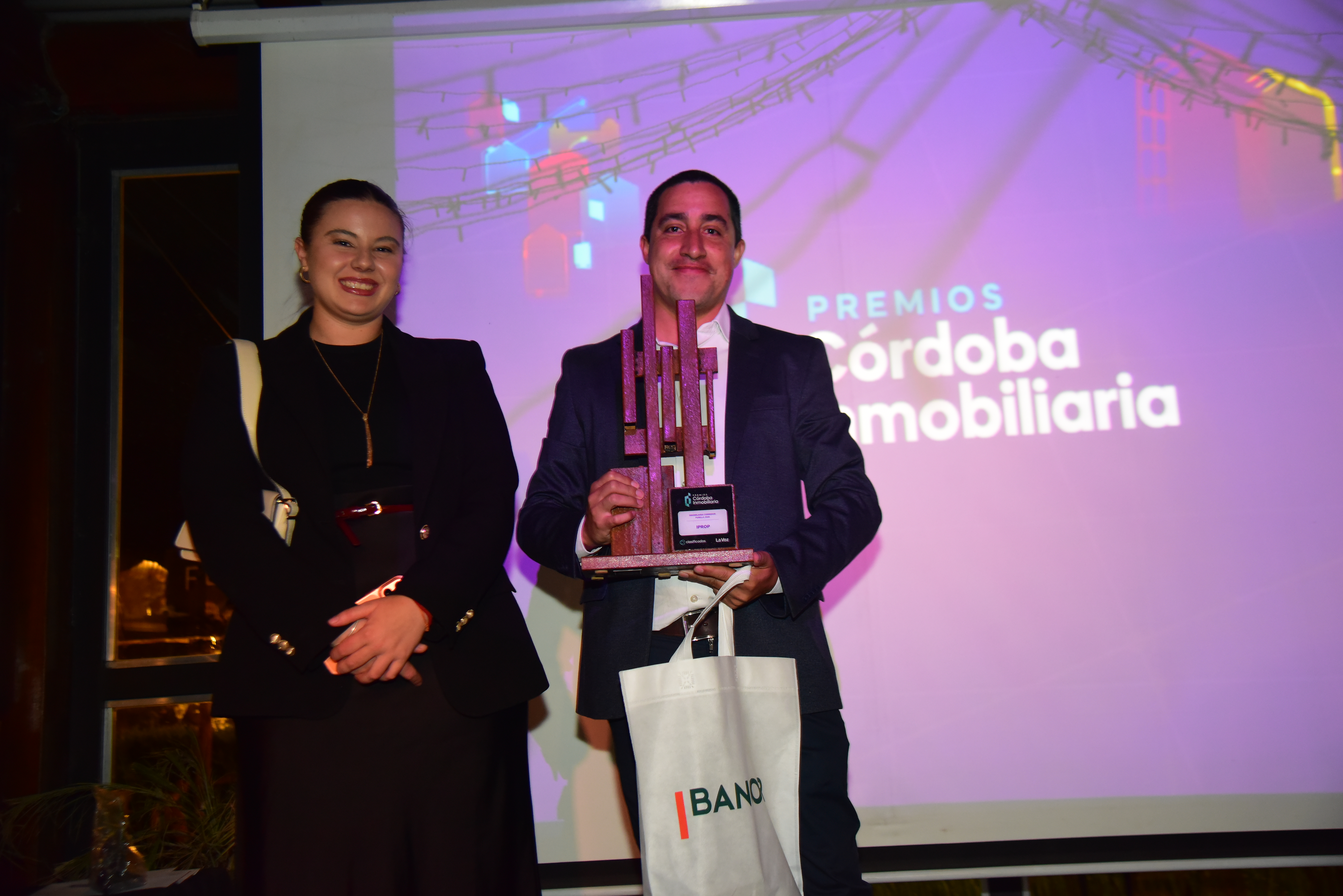 Julieta Martinez, de Bogamac, entregó el premio a Ignacio García, titular de IProp. (Javier Ferreyra)