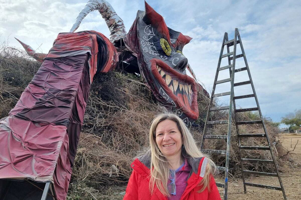 El diablo que quemarán en el fogón de San Pedro, Marcela Focaccia, profesora quien dirigió a los alumnos de arte que hicieron el diablo. (La Voz)