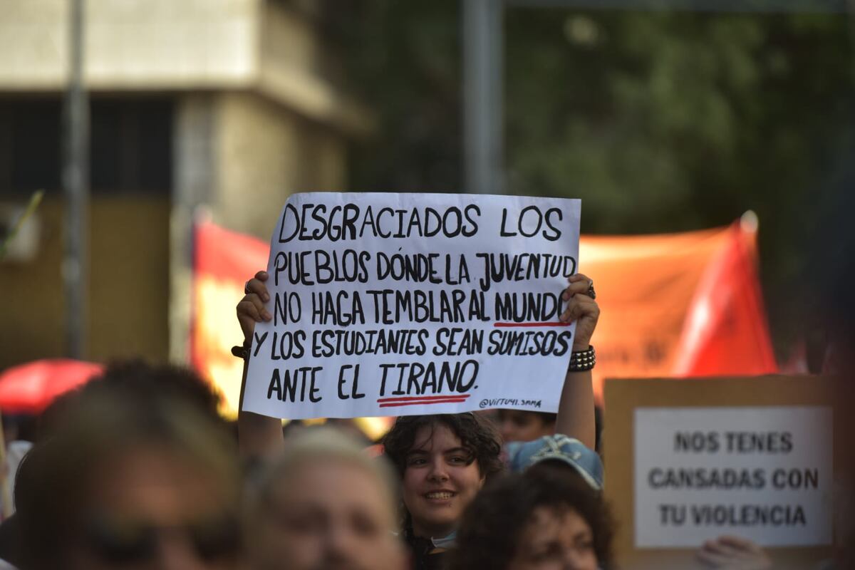 Marcha antifascista en Córdoba en medio de un intenso calor. (Facundo Luque/La Voz)