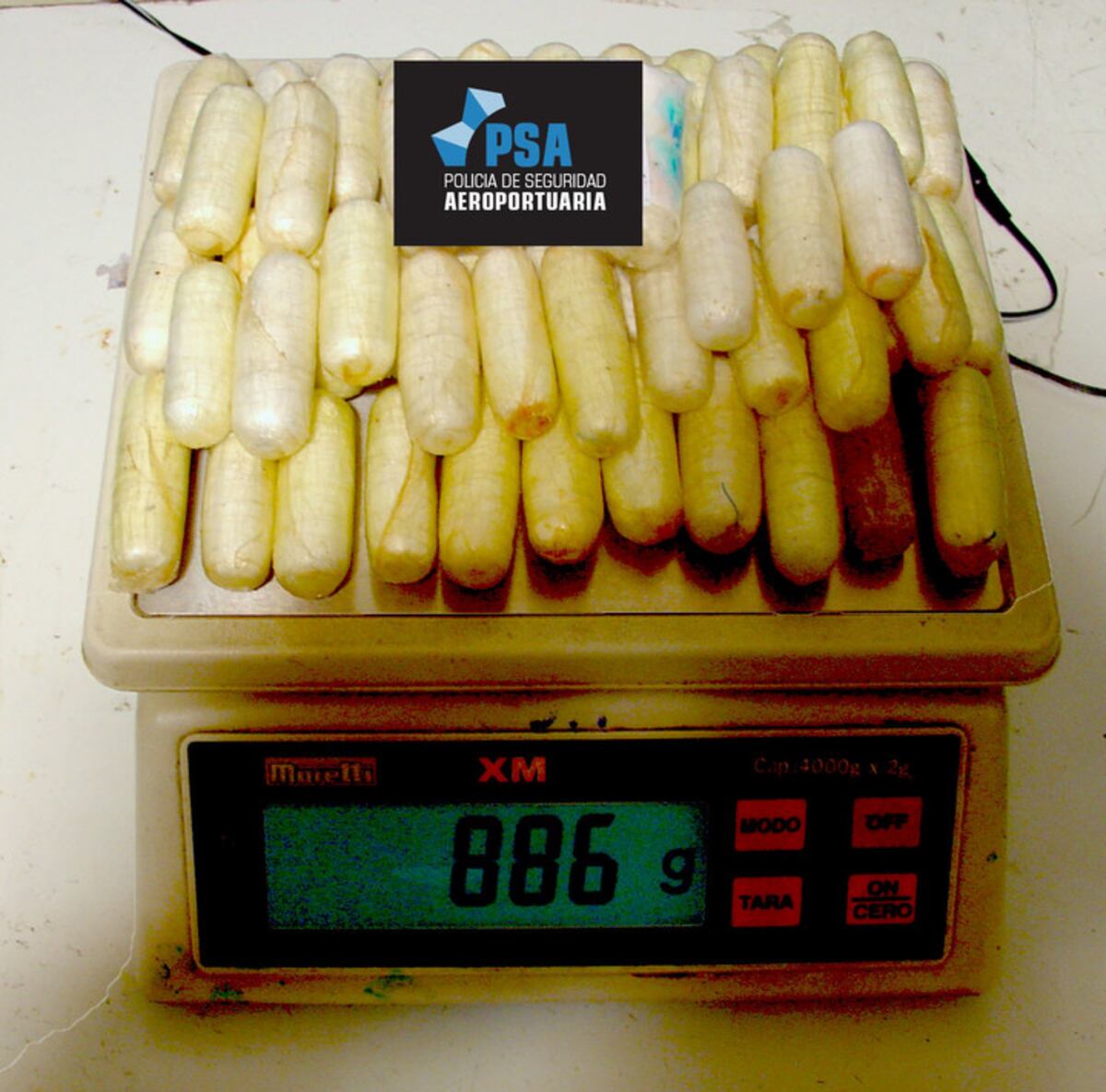 Iba a viajar 36 horas con 90 cápsulas de cocaína en sus intestinos: salió de Perú y cayó en Ezeiza.