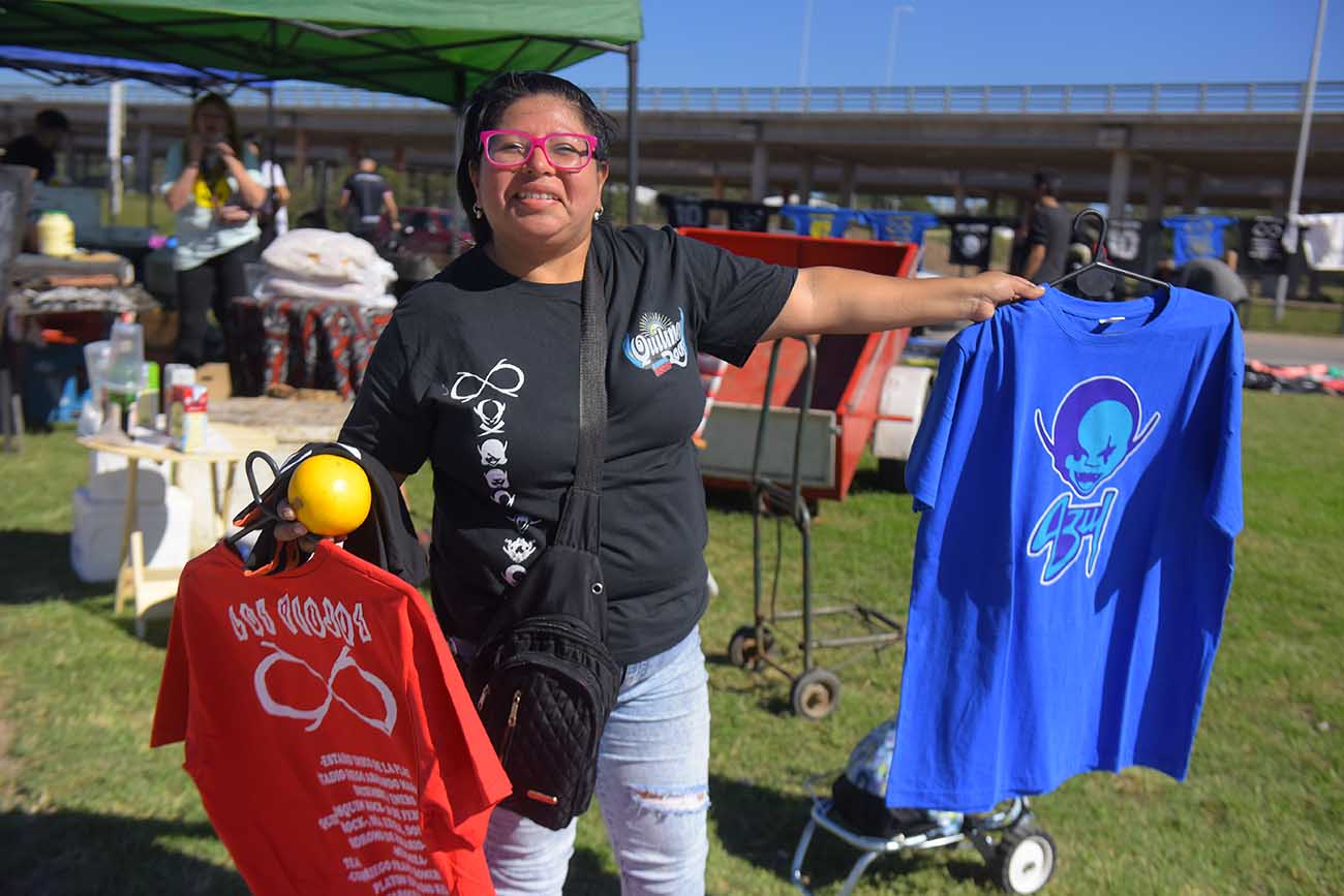 Previa de los fans de Los Piojos en el Estadio Mario ALberto Kempes. (José Gabriel Hernández / La Voz)