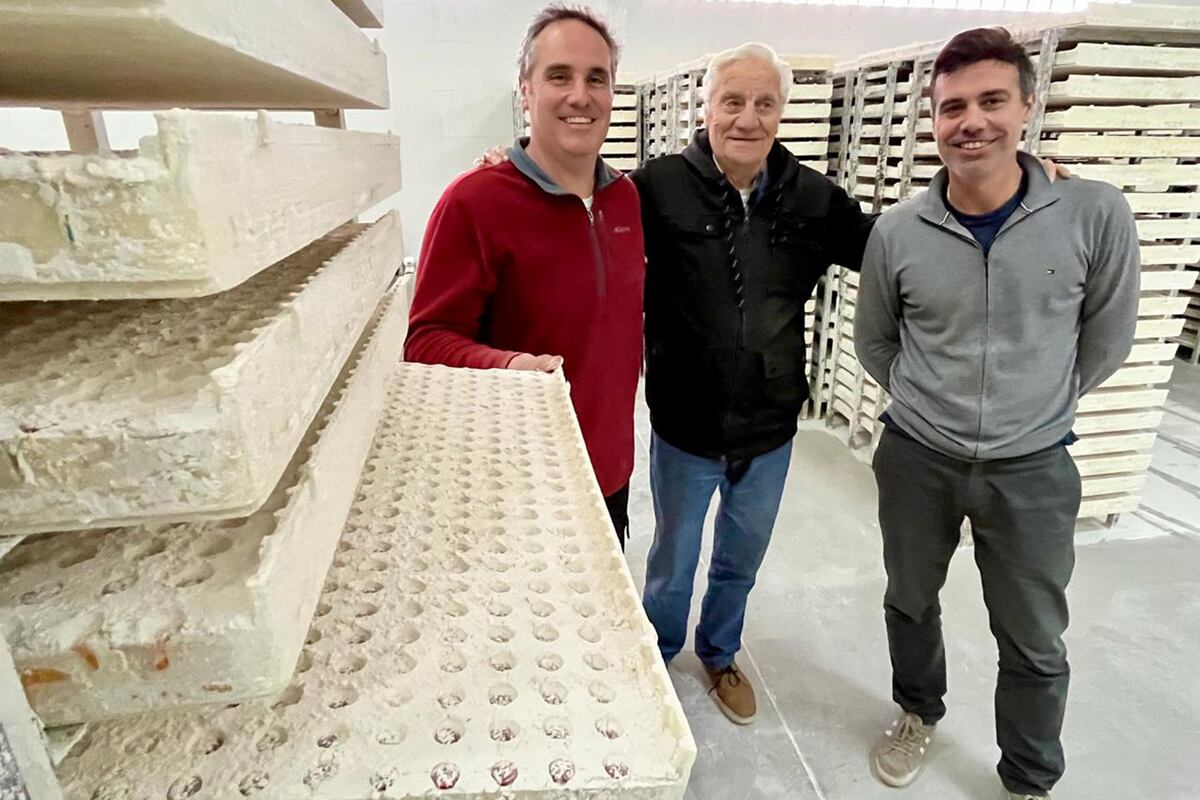 Los Bongiovanni, padre y dos hijos, dueños de la fábrica de golosinas GOMALIN, en Río Cuarto. (Tomás Fragueiro / La Voz)