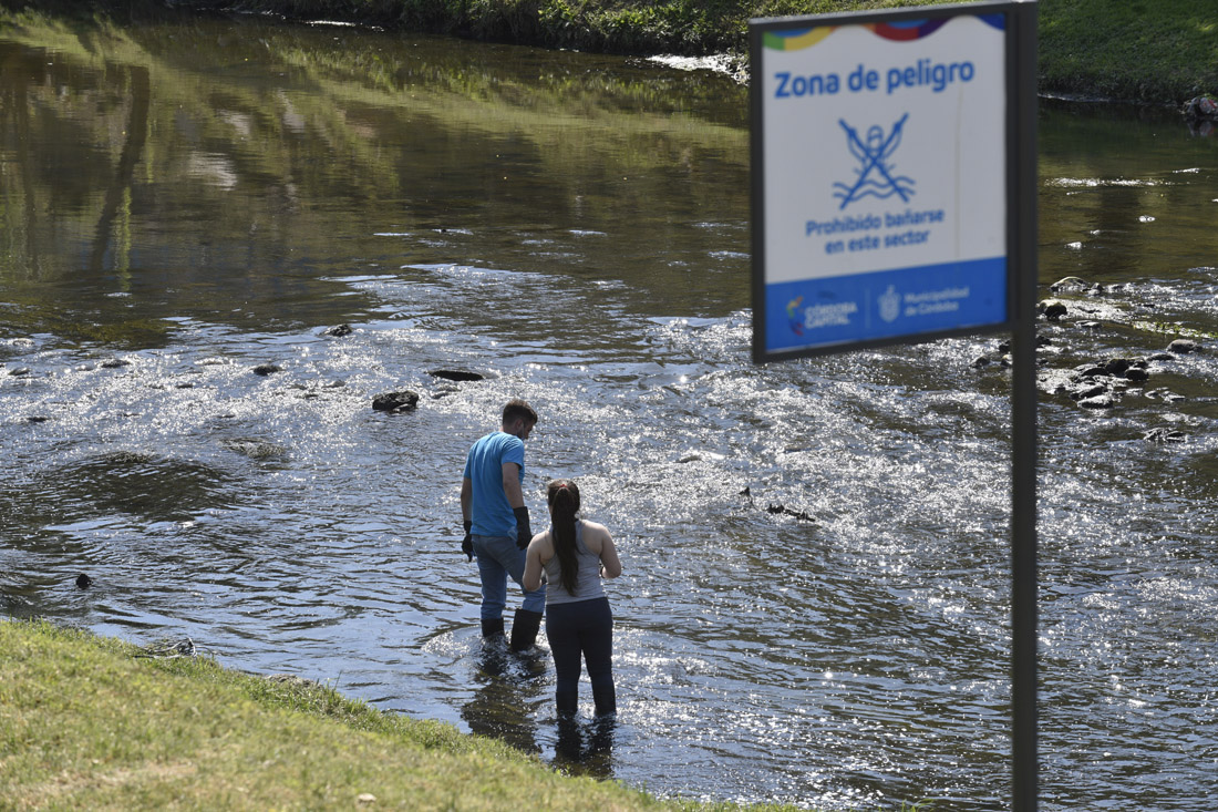 Personal municipal monitorea el nivel de contaminación del rió Suquía en Villa Páez. (Ramiro Pererya / La Voz)