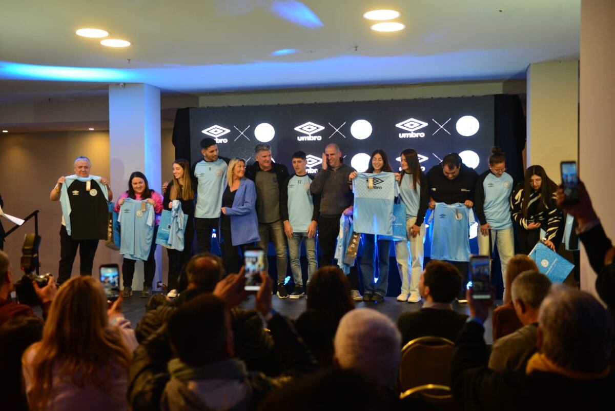 Belgrano presentó su acuerdo comercial con Umbro, que vestirá a los planteles del club. (Javier Ferreyra / La Voz)