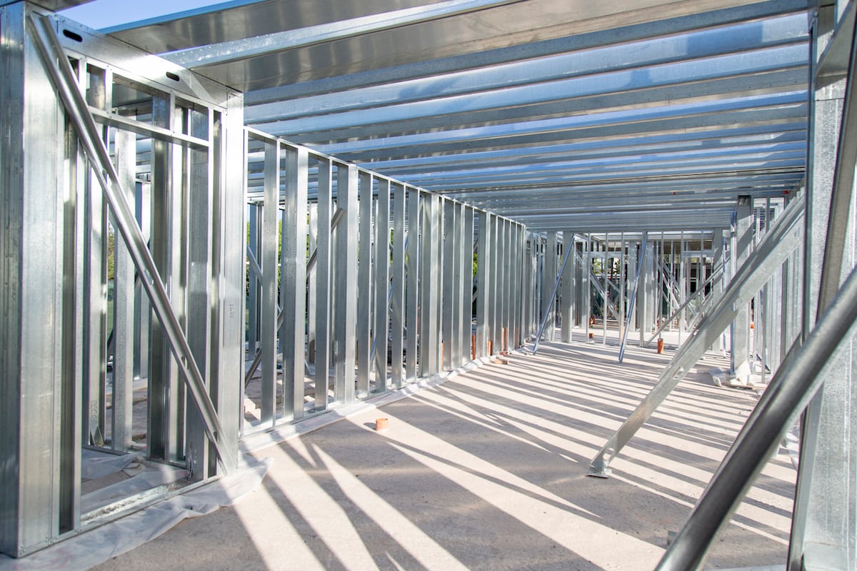 Mediante el uso de software como el Building Information Modeling (BIM), los profesionales pueden visualizar en detalle cada etapa del proyecto antes de la construcción.