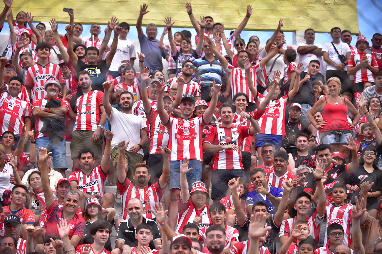 Fotos de hinchas de Instituto en el estadio Monumental en el partido ante Sarmiento de Junín para la Liga Profesional. (Ramiro Pereyra)
