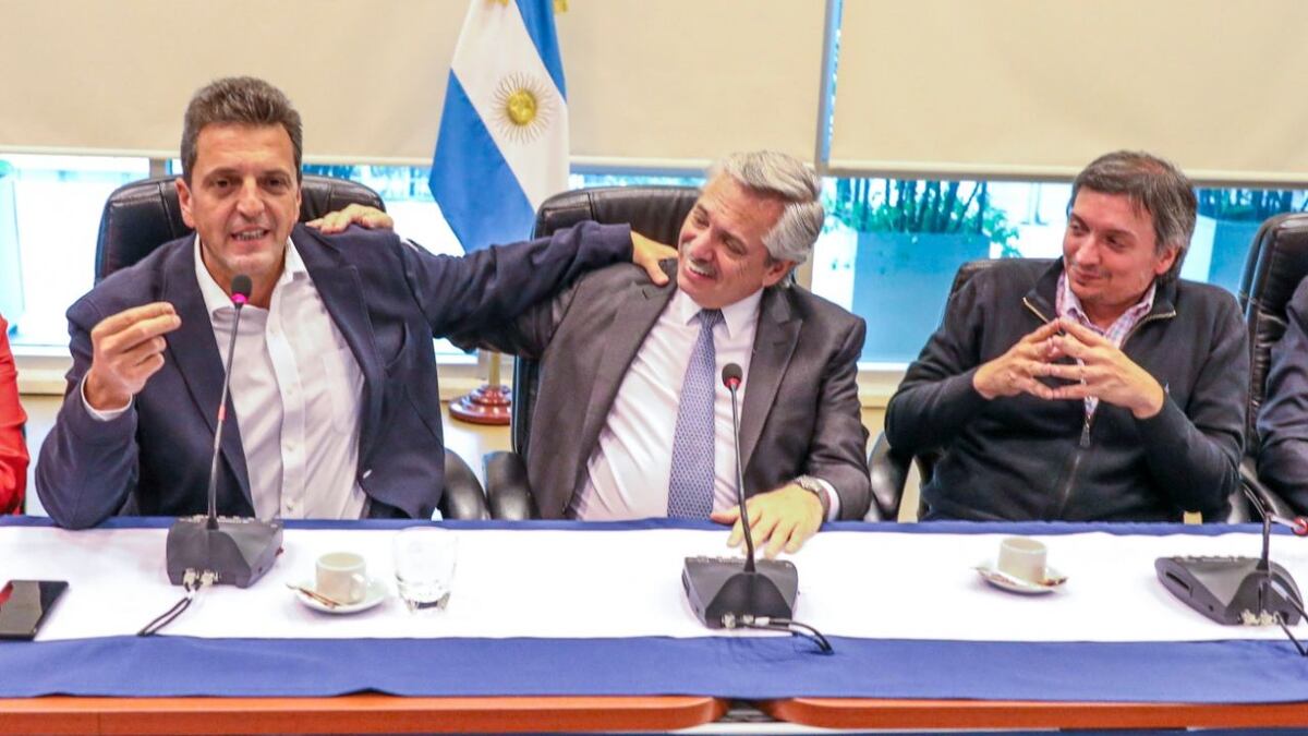 Consenso. Sergio Massa, con el presidente Alberto Fernández y el diputado Máximo Kirchner. El presidente de la Cámara de Diputados advirtió que sin diálogo, no hay 2023. (La Voz / Archivo)