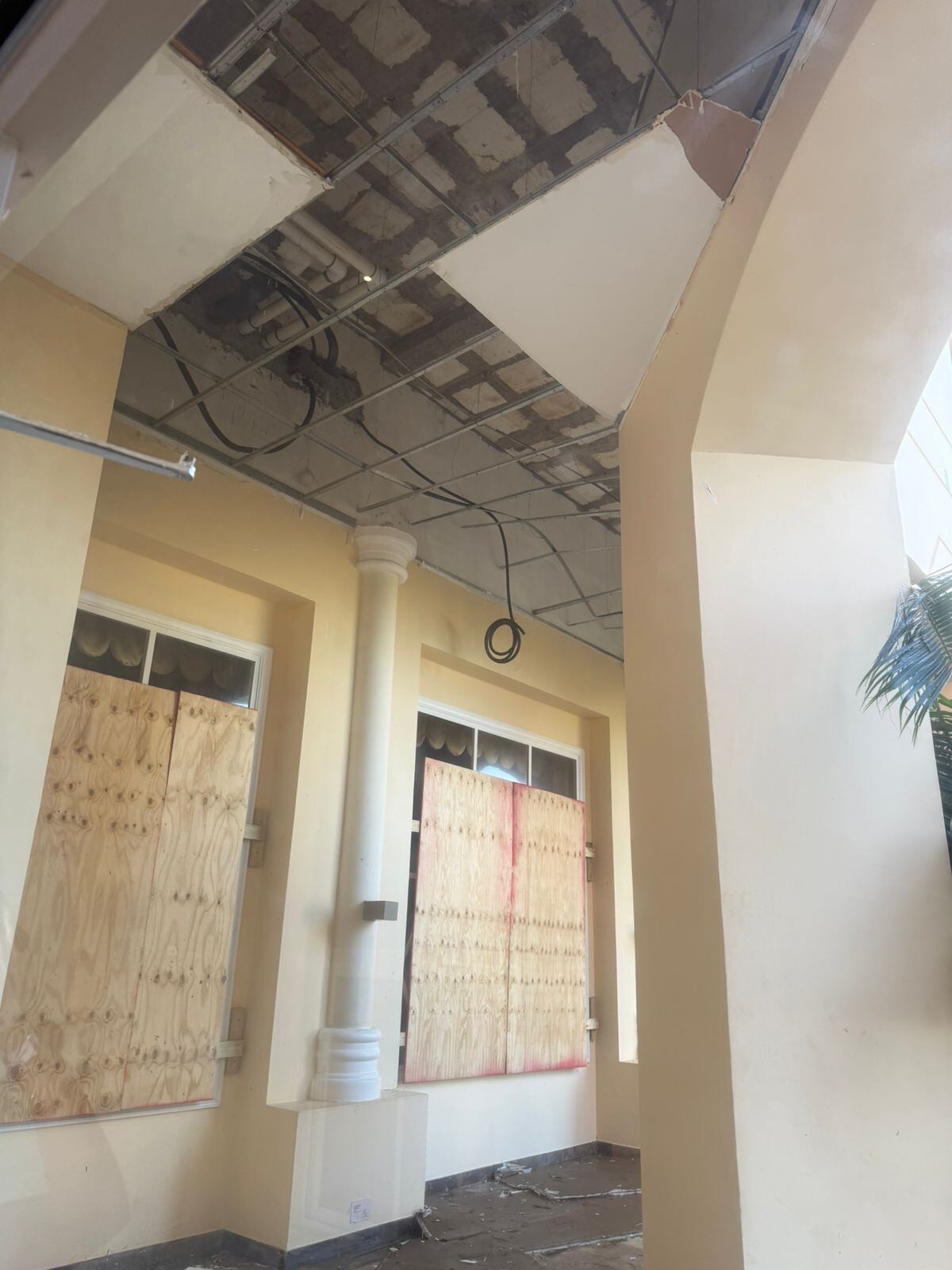 Ventanas cubiertas y placas del revestimiento destruidas por el paso del huracán. (Alexis Piovano).