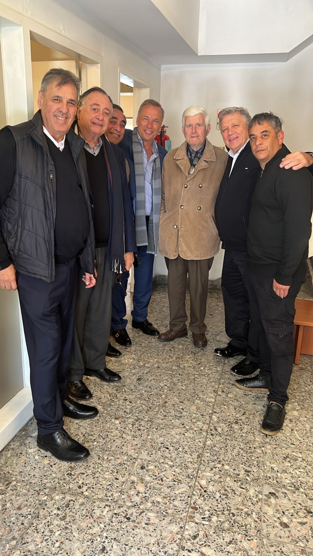 Spirópulos (h) con Domingo Serra (Racing), Fassi (Talleres), Hugo Gaggero (ex dirigente de Belgrano), entre otros, estuvieron en el velorio del "Griego". (Gentileza: Nicolás Juric)