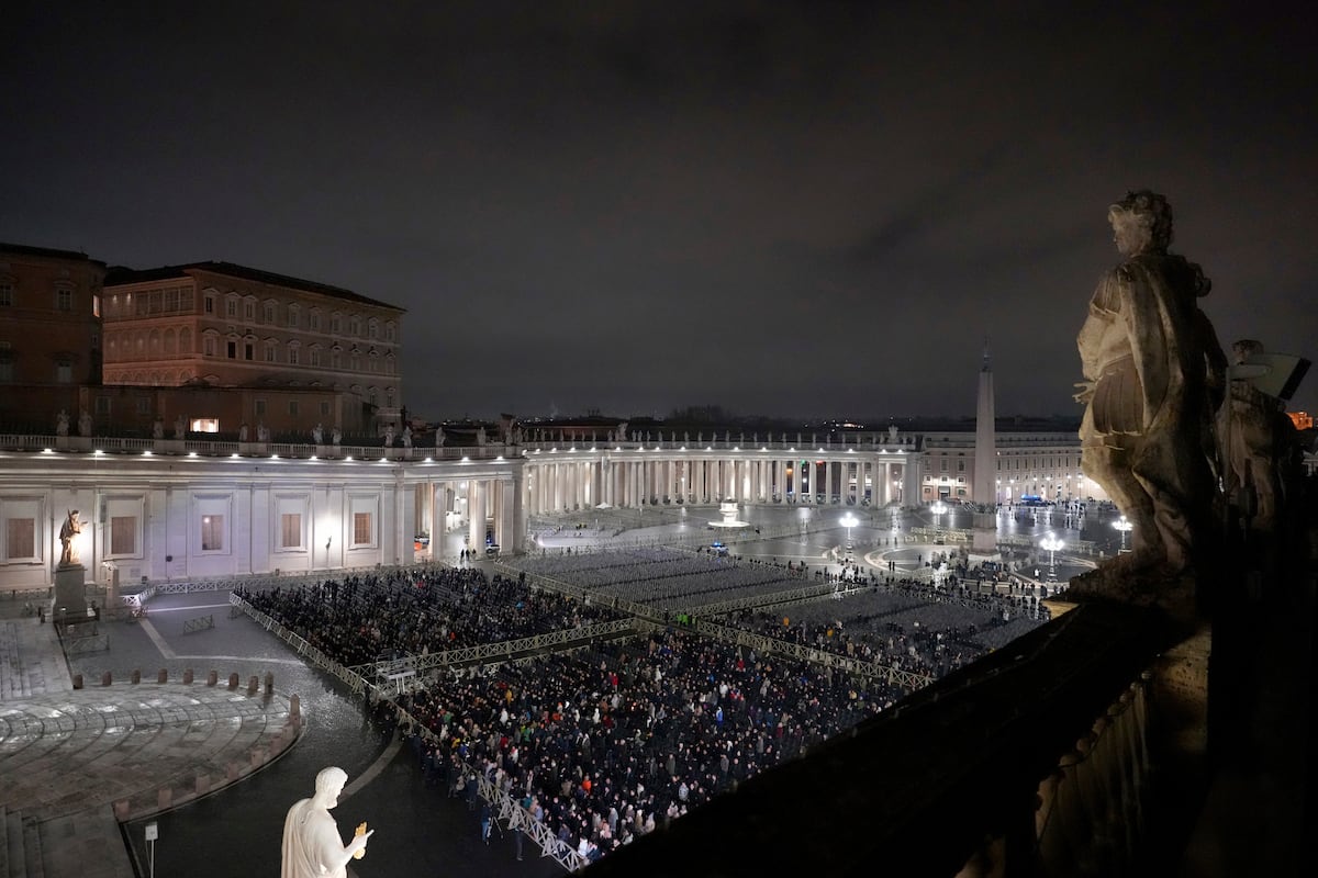 Fieles asisten al rezo del rosario por la salud del papa Francisco, en la Plaza de San Pedro del Vaticano, el 24 de febrero de 2025. (AP Foto/Kirsty Wigglesworth)