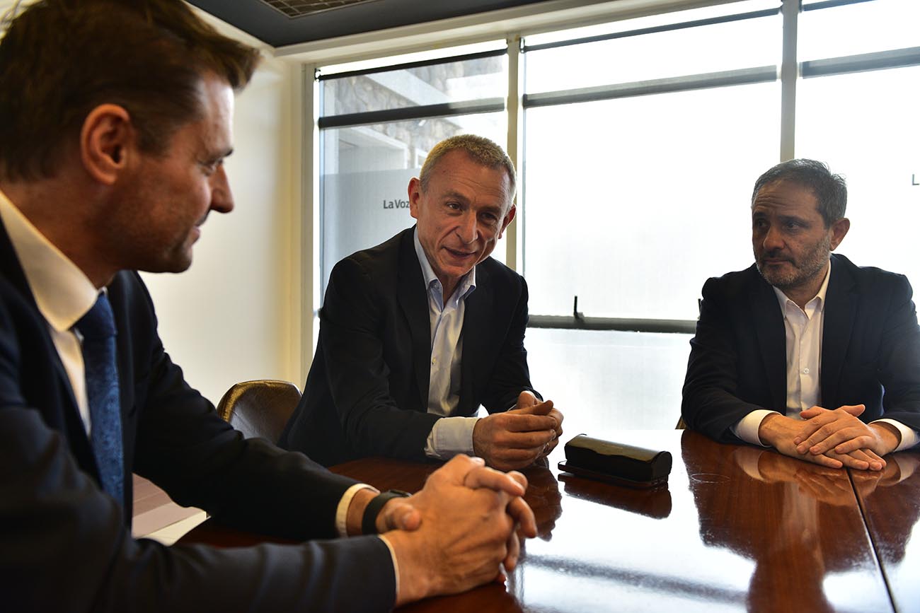 Defensores. Alejandro Muszak, cuando visitó La Voz, en compañía de sus abogados cordobeses, Germán Gianotti y Justo Casado. (José Gabriel Hernández / La Voz)