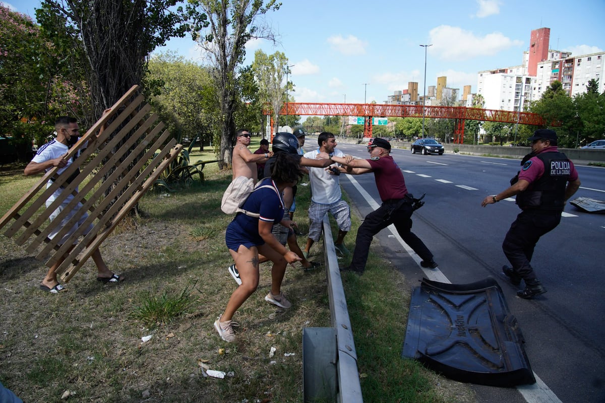 Protesta por falta de luz derivó en incidentes y tensión en Villa Lugano (Federico López Claro/LaVoz).