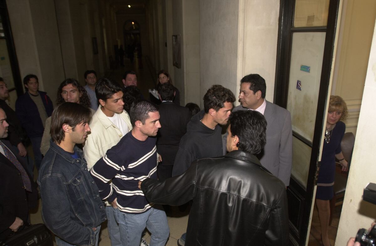 LOS JUGADORES DE BELGRANO SE RETIRAN DE TRIBUNALES DONDE SE REUNIERON CON LA JUEZA MOSQUERA POR LOS RECLAMOS QUE MANTIENEN PARA COBRAR LOS SUELDOS. Ahí estaban Marcelo Goux y Jorge Priotti.