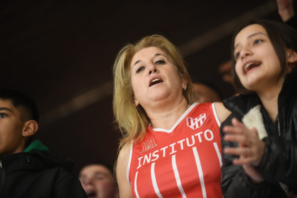 El Sandrín a pleno para apoyar a Instituto en su partido ante Olímpico de La Banda, por el quinto partido de la serie semifinal de la Liga Nacional. (Javier Ferreyra / La Voz)