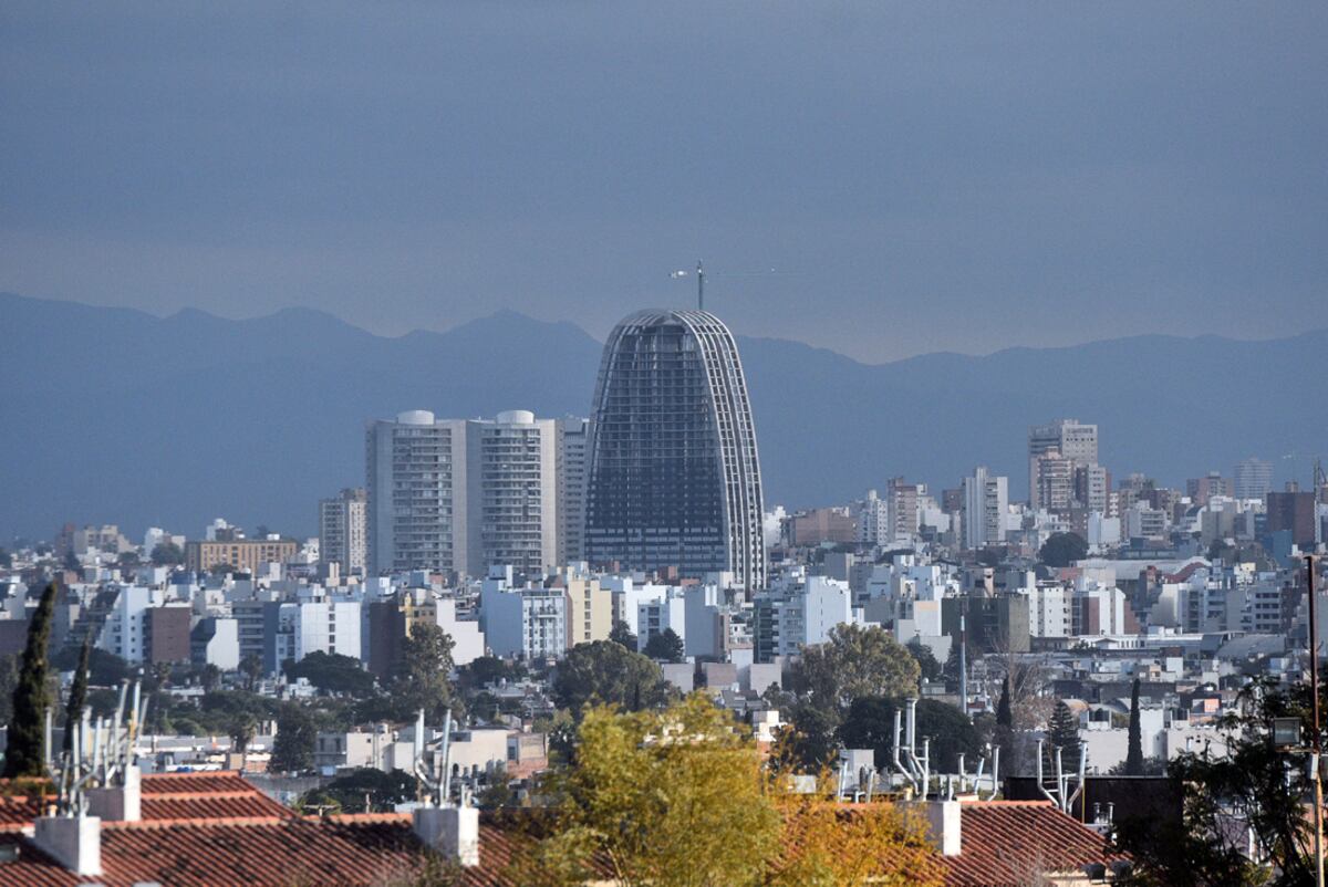 Nubes de frío sobre la ciudad de Córdoba. Vista de la ciudad desde la Avenida Amadeo Sabattini. (Pedro Castillo / La Voz)