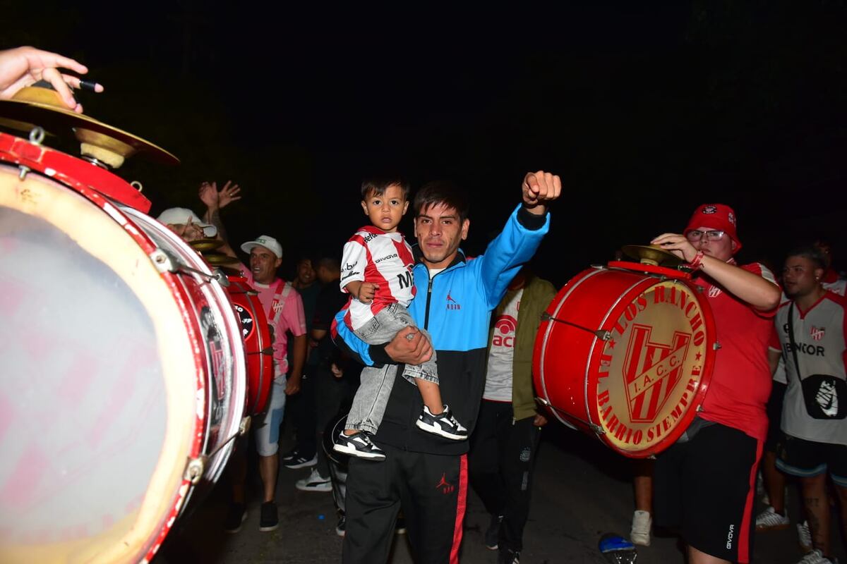 Hinchas de Instituto en la previa del partido con Central Córdoba por el Torneo Apertura. (Jorge Peñalba / La Voz)