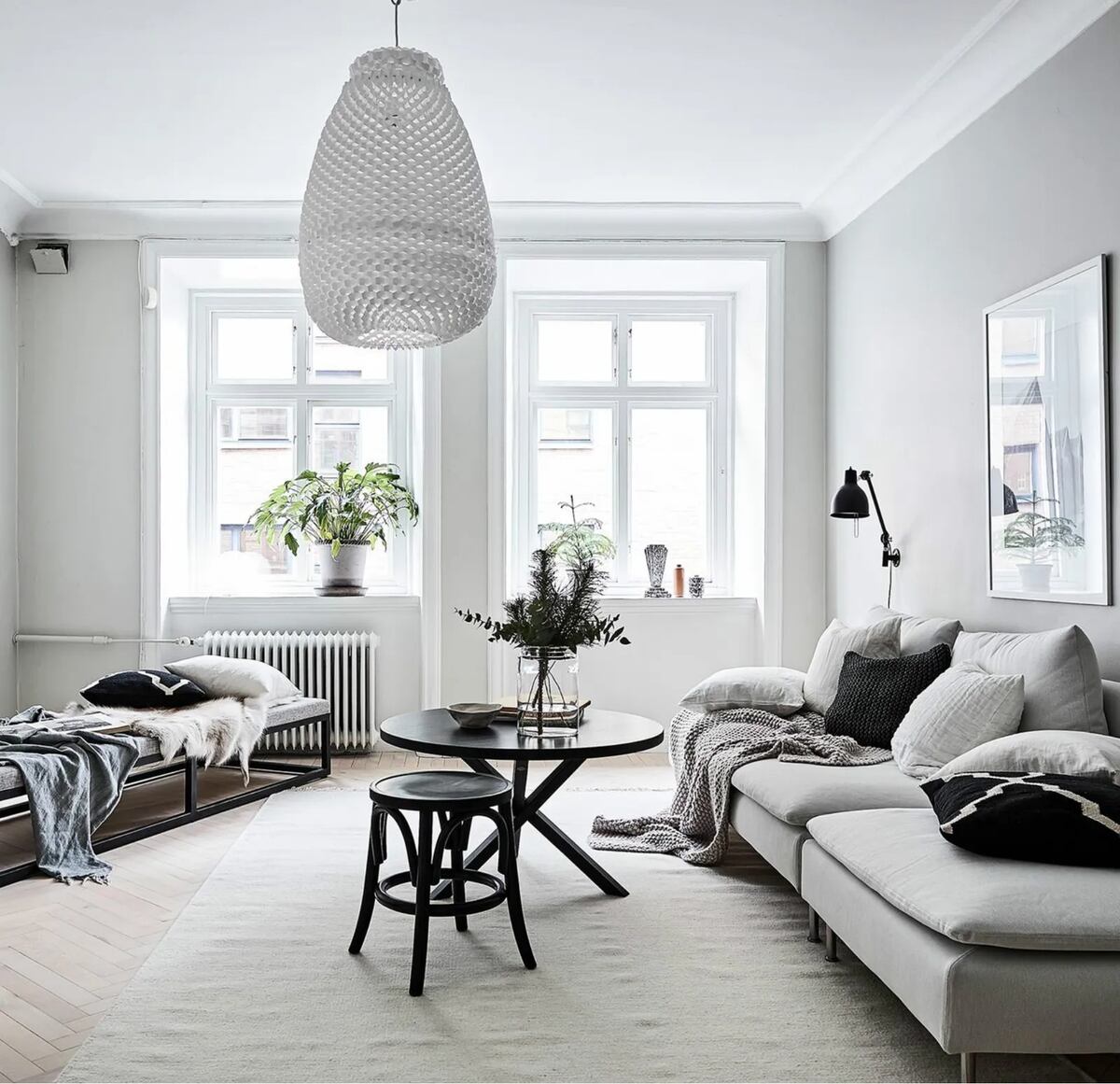 Gris, blanco y detalles en negro: un salón sofisticado.