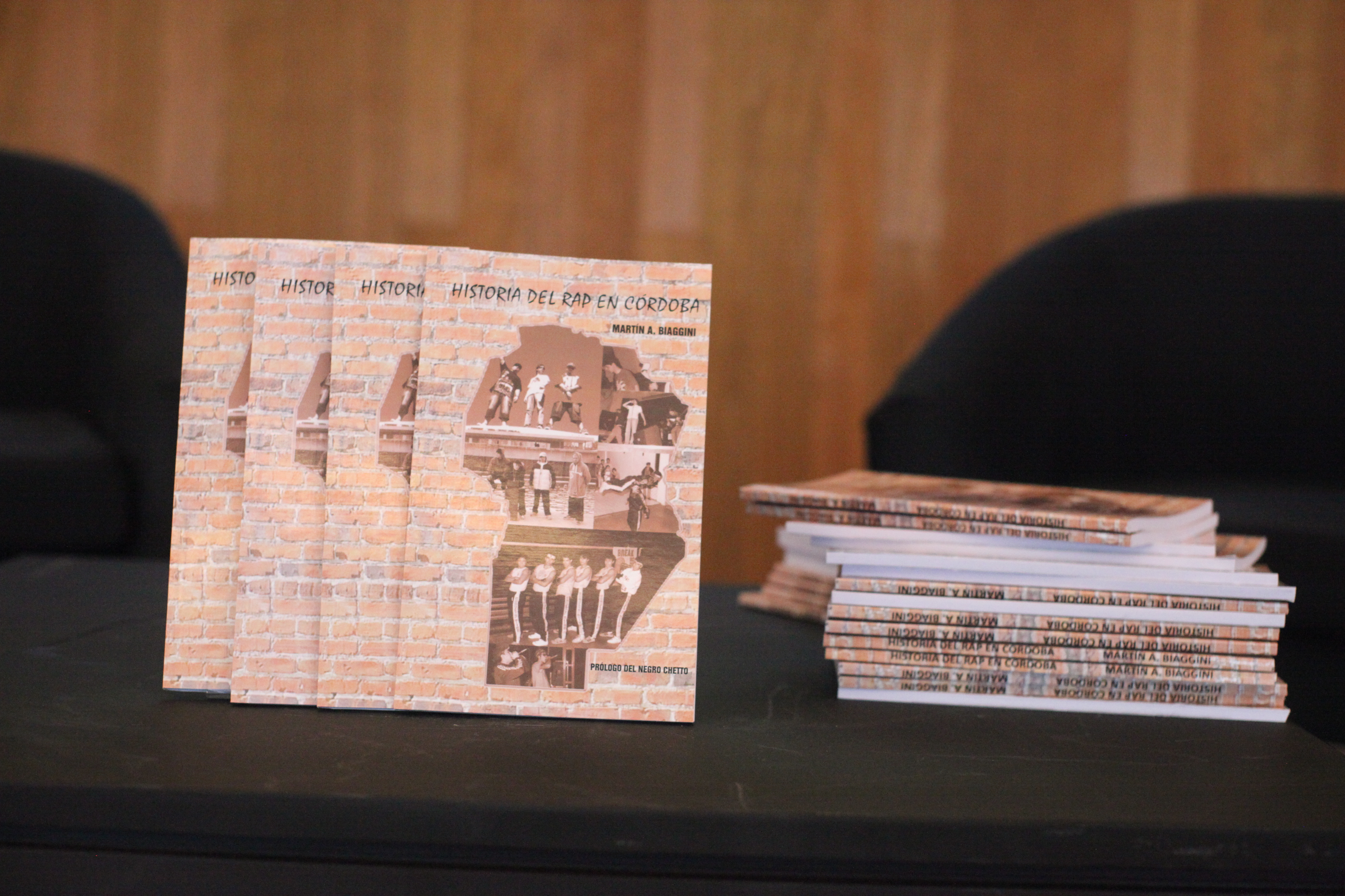 El libro fue editado de manera digital pero el autor imprimió algunas ejemplares para entregarles a los referentes de la cultura hiphopera local. (Gentileza Martín Biaggini).