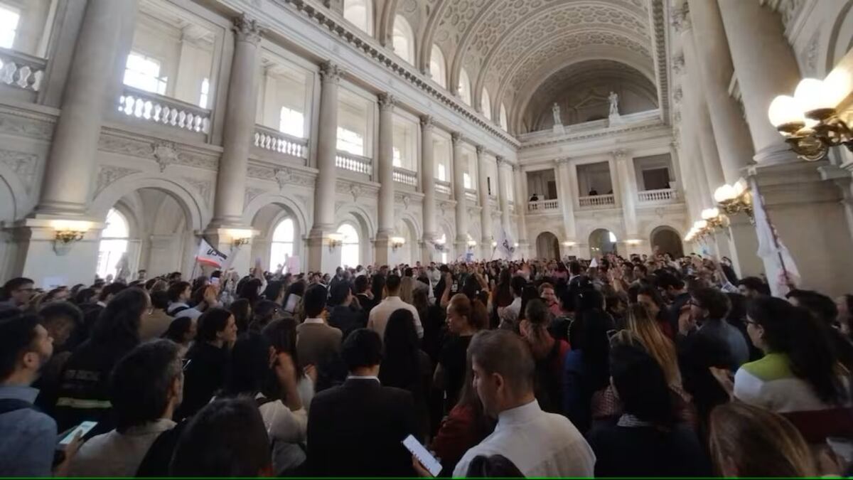 Protesta. El gremio de los judiciales realizó el miércoles pasado una multitudinaria toma del histórico Salón de los Pasos Perdidos en Tribunales I. El miércoles habrá un paro de 24 horas.