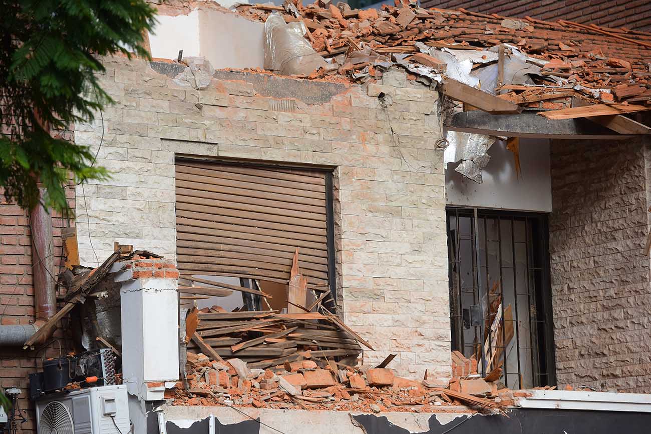 Trágico derrumbe en Córdoba: un muerto y siete heridos en un bar de barrio Güemes. Sucedió el sábado por la noche en bulevar San Juan al 673, en medio del fuerte viento.
Foto: José Gabriel Hernández / La Voz