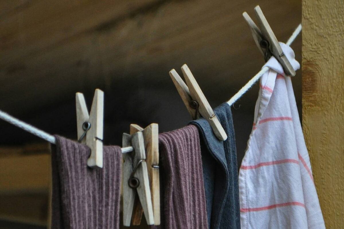Este truco hace que la ropa se seque el doble de rápido dentro de casa: ideal para los días de lluvia