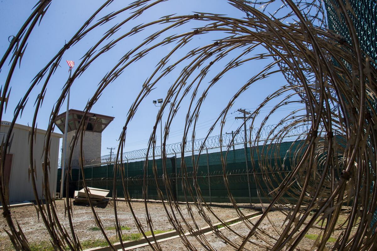 En esta imagen del 17 de abril de 2019, revisada por oficiales militares de Estados Unidos, se puede ver la torre de control del otro lado del alambre de púas instalado dentro de la instalación de detención Campamento VI en la base naval de Bahía de Guantánamo, Cuba. (AP Foto/Alex Brandon, Archivo)