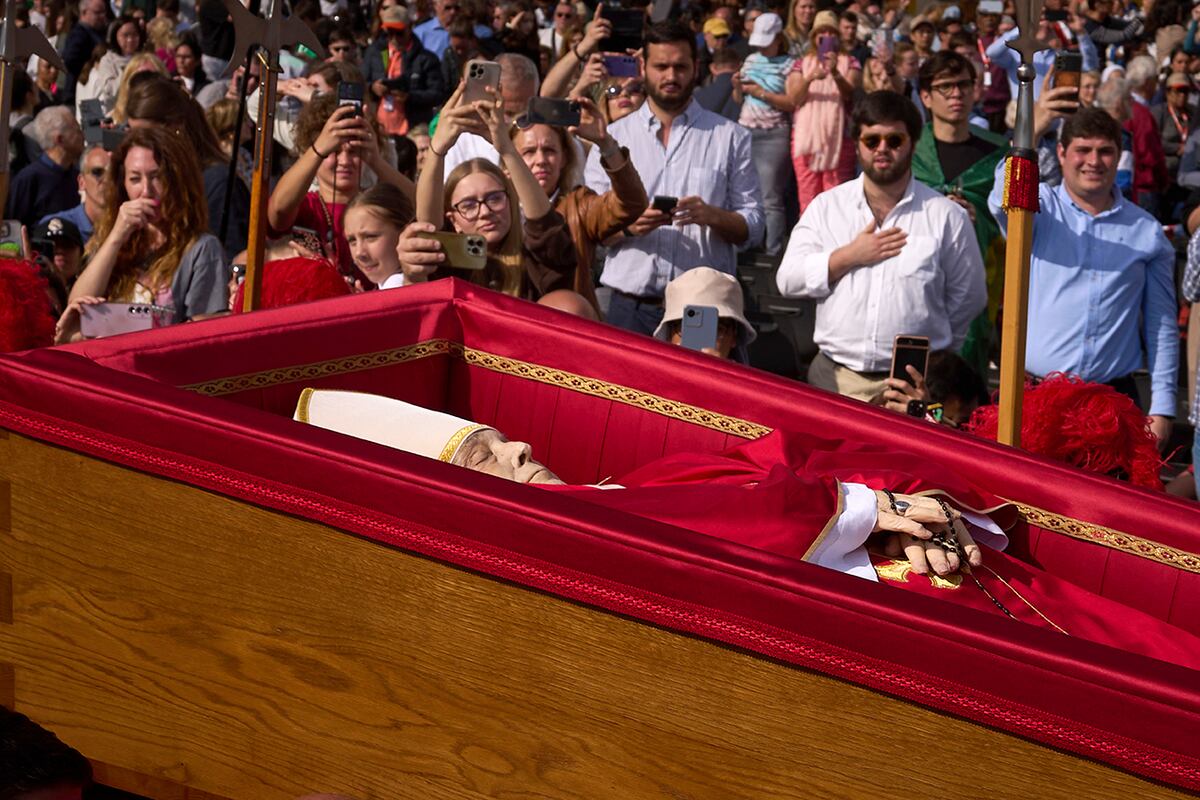 El cuerpo del Papa Francisco es transportado a la Basílica de San Pedro en el Vaticano. (AP)