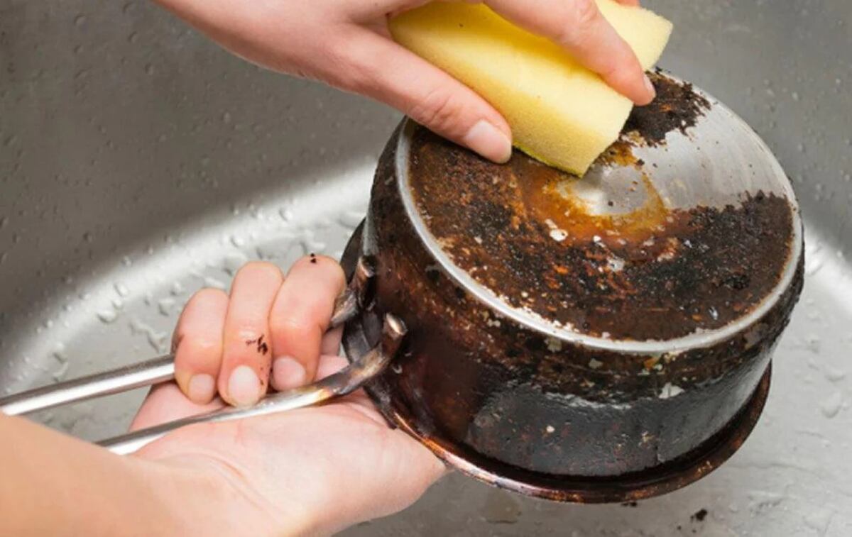 Adiós al óxido: el truco casero que deja tu sartén como nueva sin usar bicarbonato ni limón
