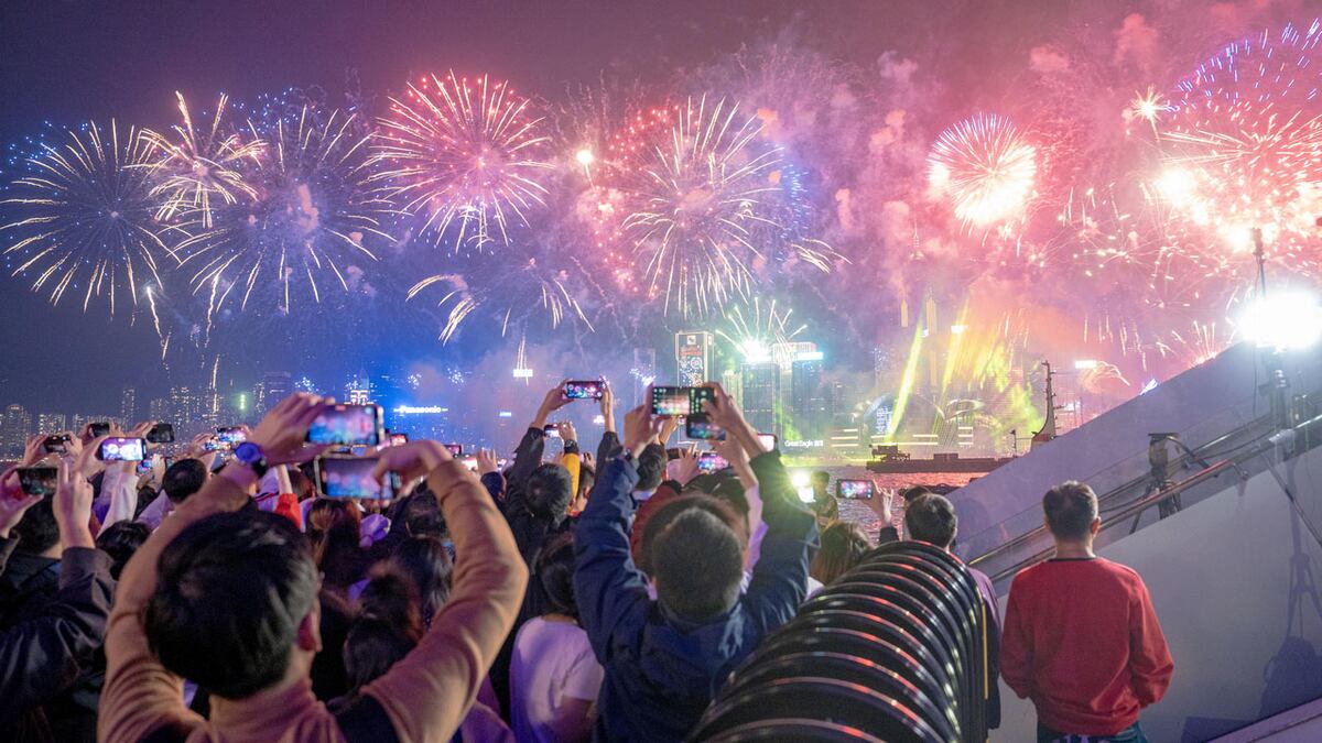 Hong Kong (China), 31/12/2023.- Cientos de personas disfrutan de las celebraciones de Año Nuevo en la bahía Victoria en Hong Kong, China. EFE/ Leung Man Hei