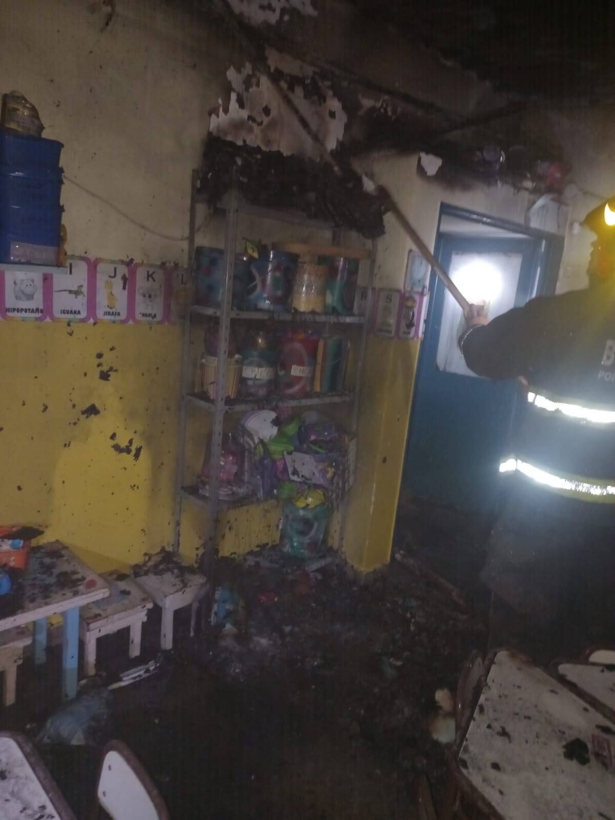 Bomberos lograron sofocar el incendio en una escuela de B° Argüello antes de que se propagara a otras aulas. Se investigan las causas del siniestro. (Policía de Córdoba)