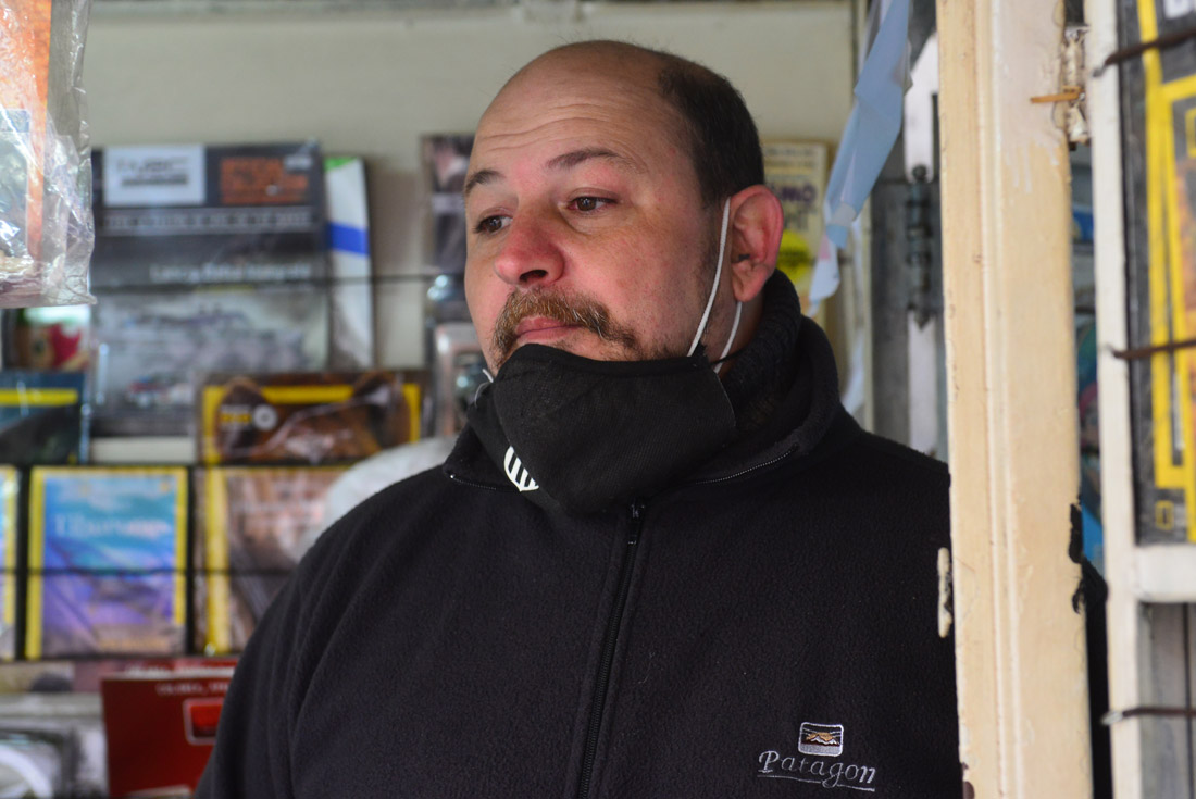 Juan Pablo Patres, el vendedor de diarios frente a la plaza San Martín, contó su angustia. Desde la pandemia cayeron la ventas, pero dijo que disminuyeron aún más desde la supermanzana.
(Nicolás Bravo)