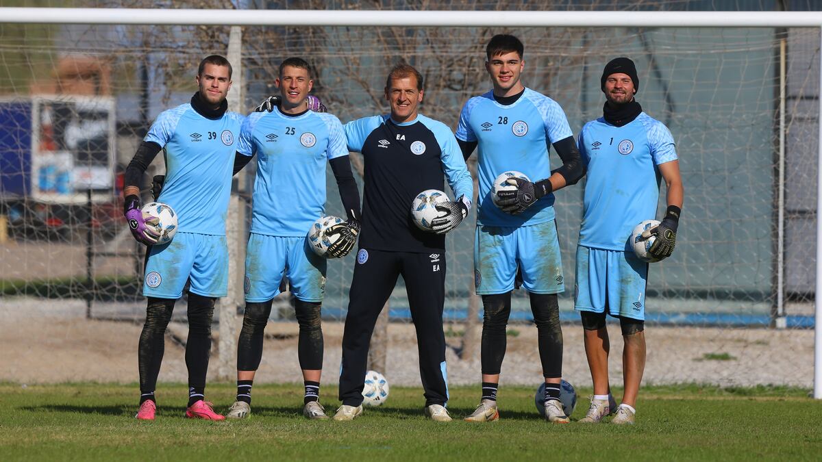 Marcelo Misetich, el entrenador de arqueros y "sus" muchachos (prensa Belgrano).