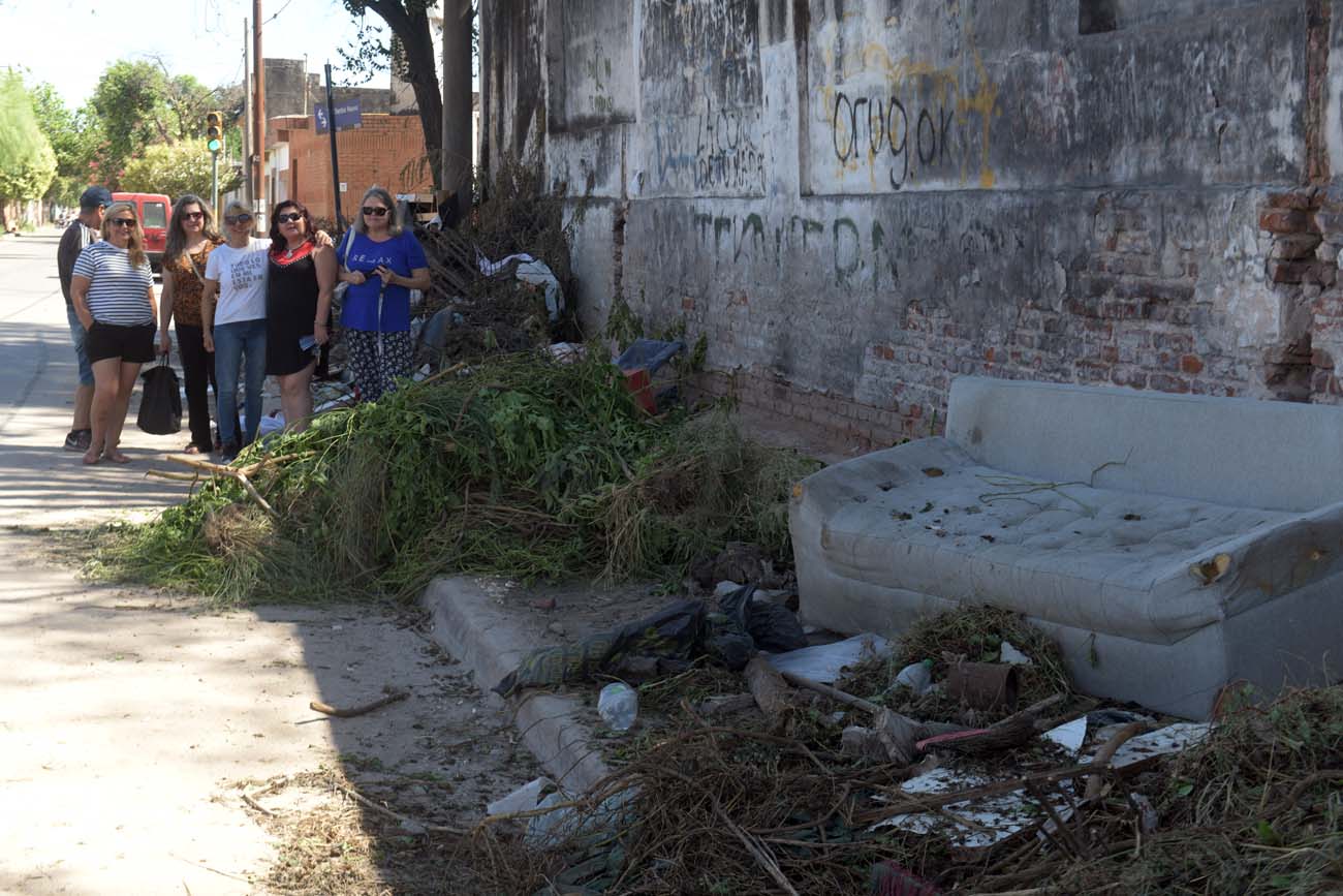 Basural en torno a la ex cerveceria Rio Segundo en Barrio San Martín (Foto Ramiro Pereyra /La Voz)