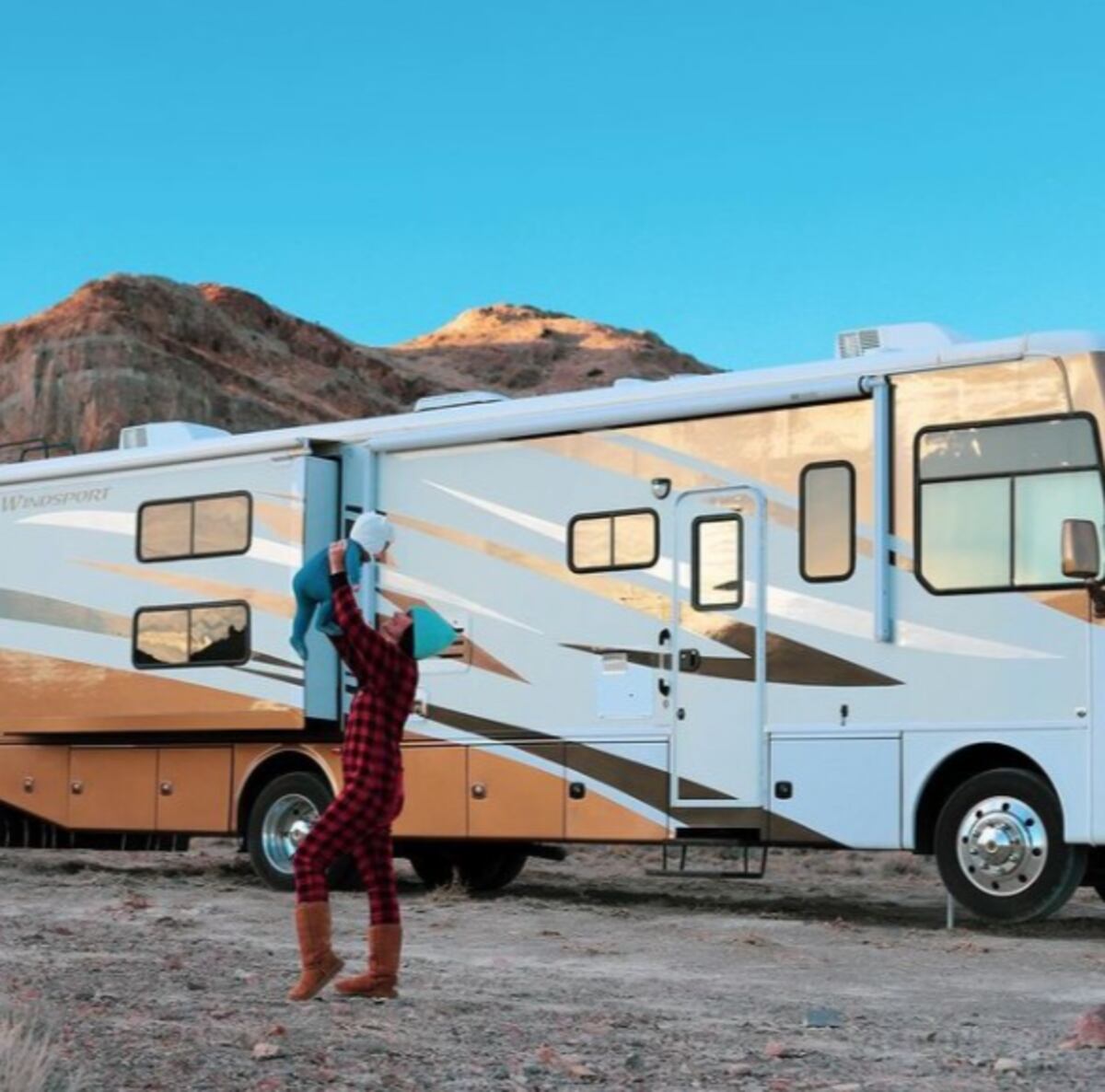 La pareja comenzó a vivir en una motorhome con sus dos hijas.