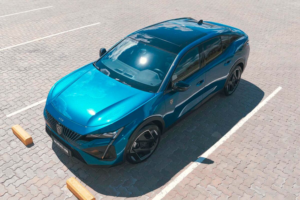 Cuenta con un motor turbo nafta de 1.6 litros con 215 CV y 300 Nm, asociado a una transmisión automática de ocho velocidades.