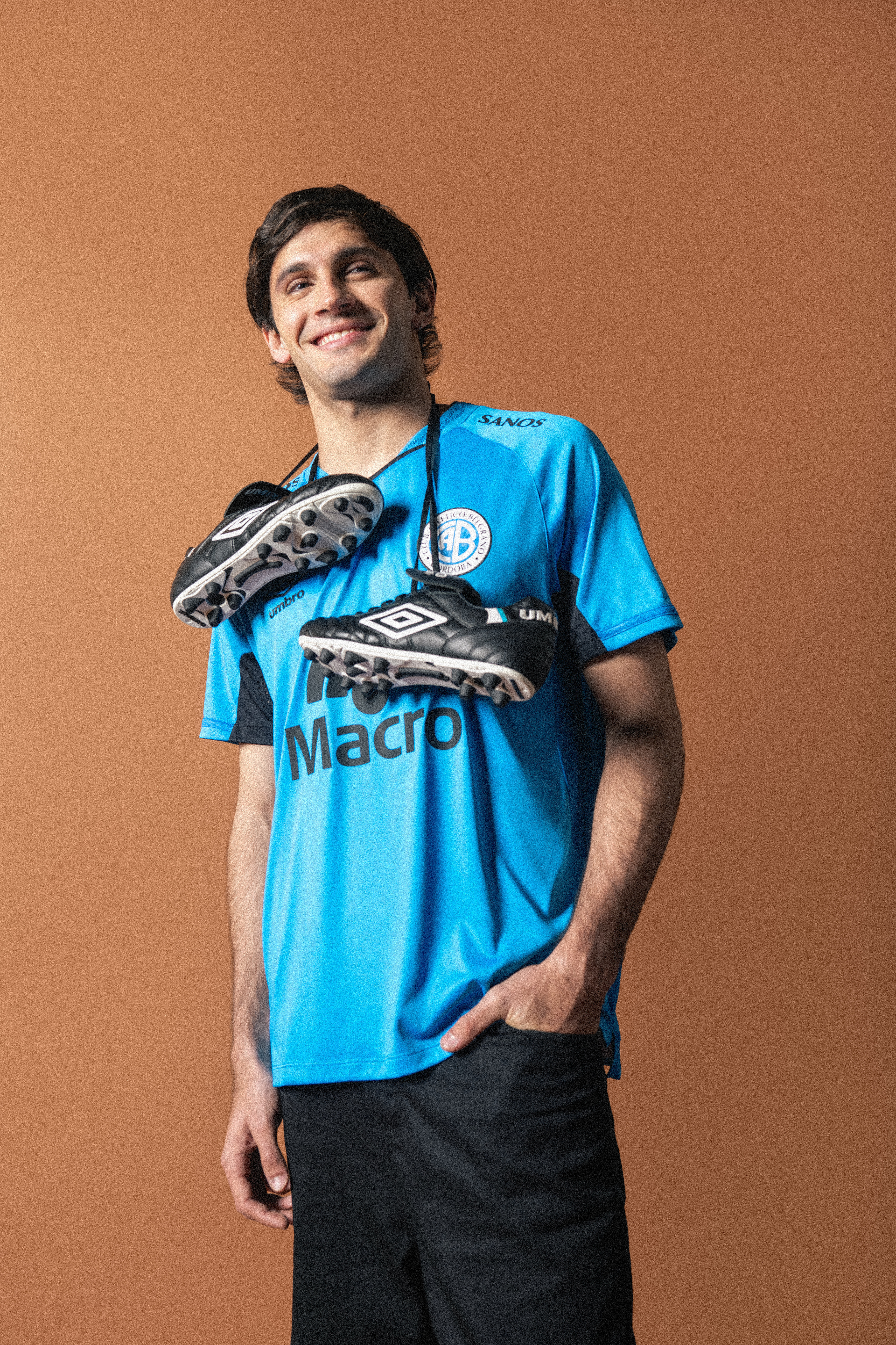 Las fotos de Belgrano con los detalles de sus nuevas remeras. (Prensa Belgrano)
