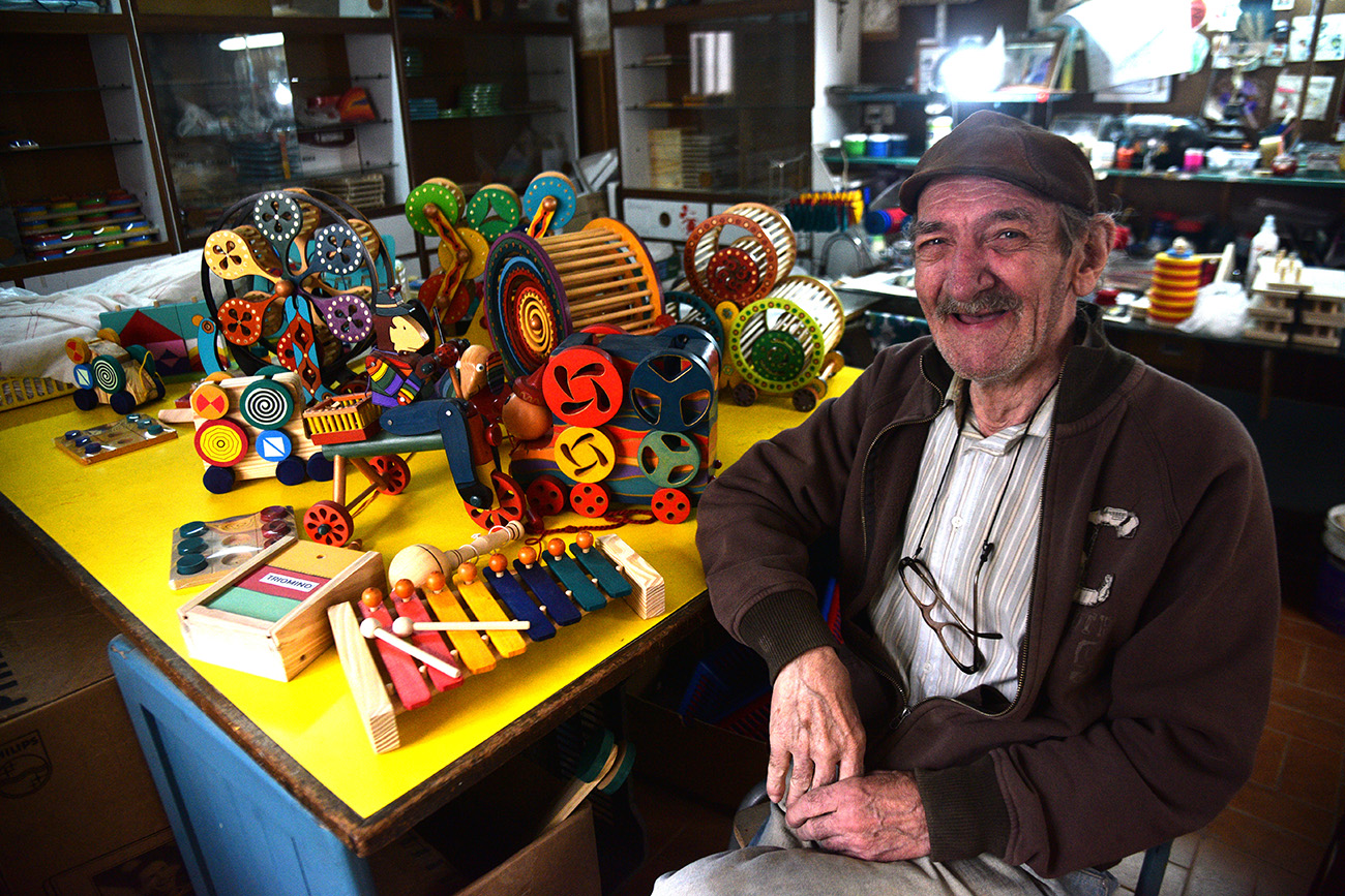 Los artesanos promocionan sus creaciones todos los fines de semana en el Paseo de las Artes de barrio Güemes. (Pedro Castillo/La Voz)