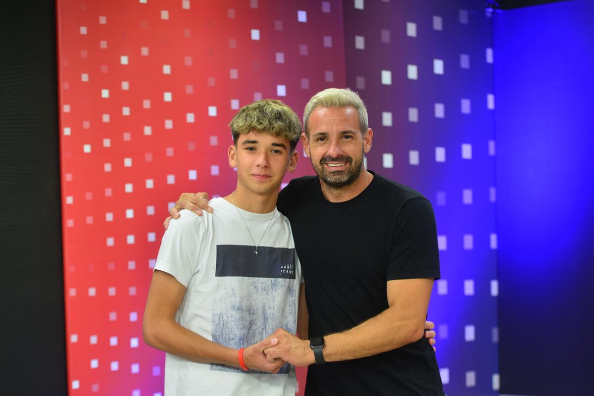 Carranza junto a su hijo Tomás en la visita a La Voz tras el ascenso con la Gloria.