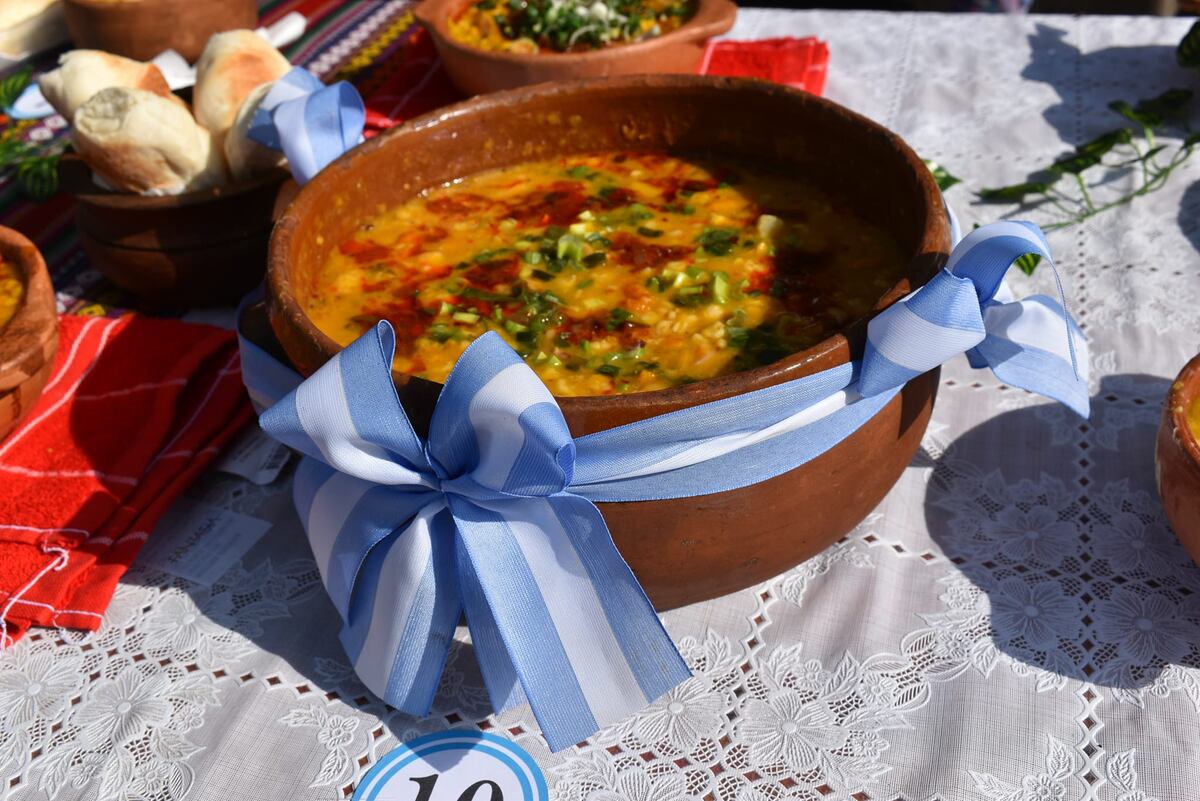 Asado con cuero y locro. Las especialidades en Sumampa.