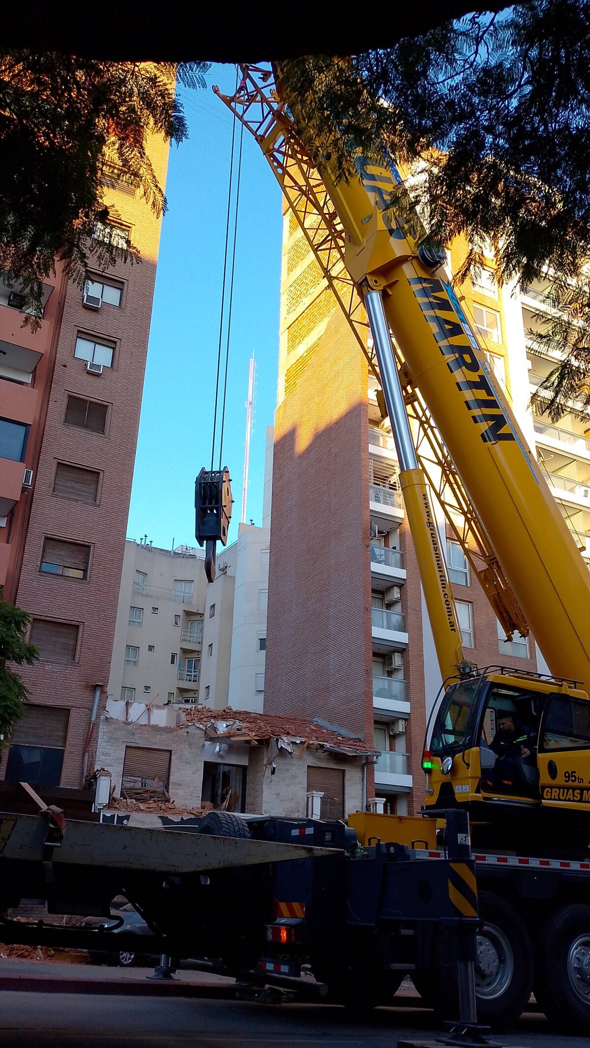 Comenzó la demolición controlada en el derrumbe del edificio en bulevar San Juan. (La Voz)