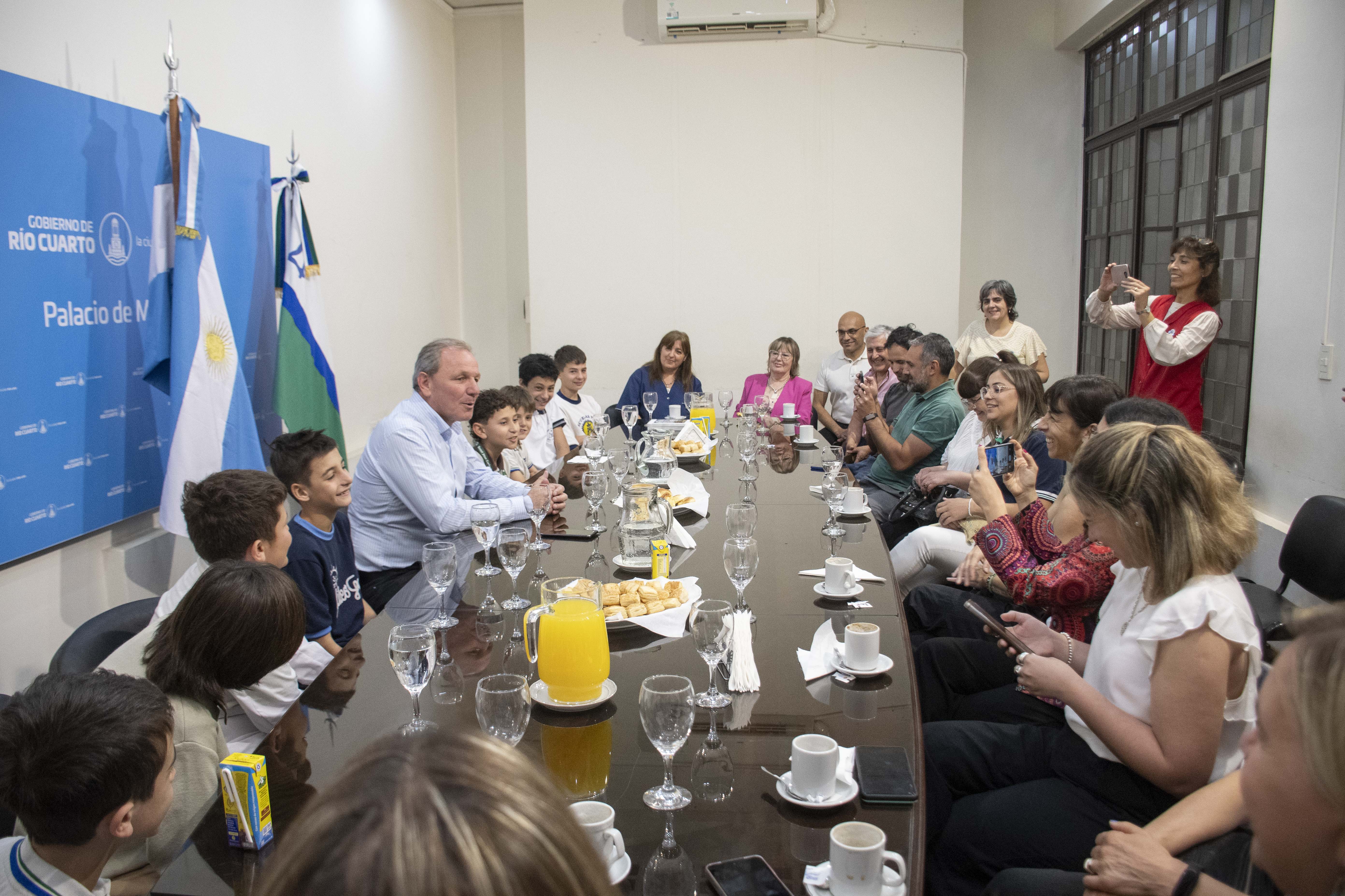 Río Cuarto. Guillermo De Rivas junto a los alumnos que destacaron en la olimpiadas de matemática (Gentileza Municipalidad).