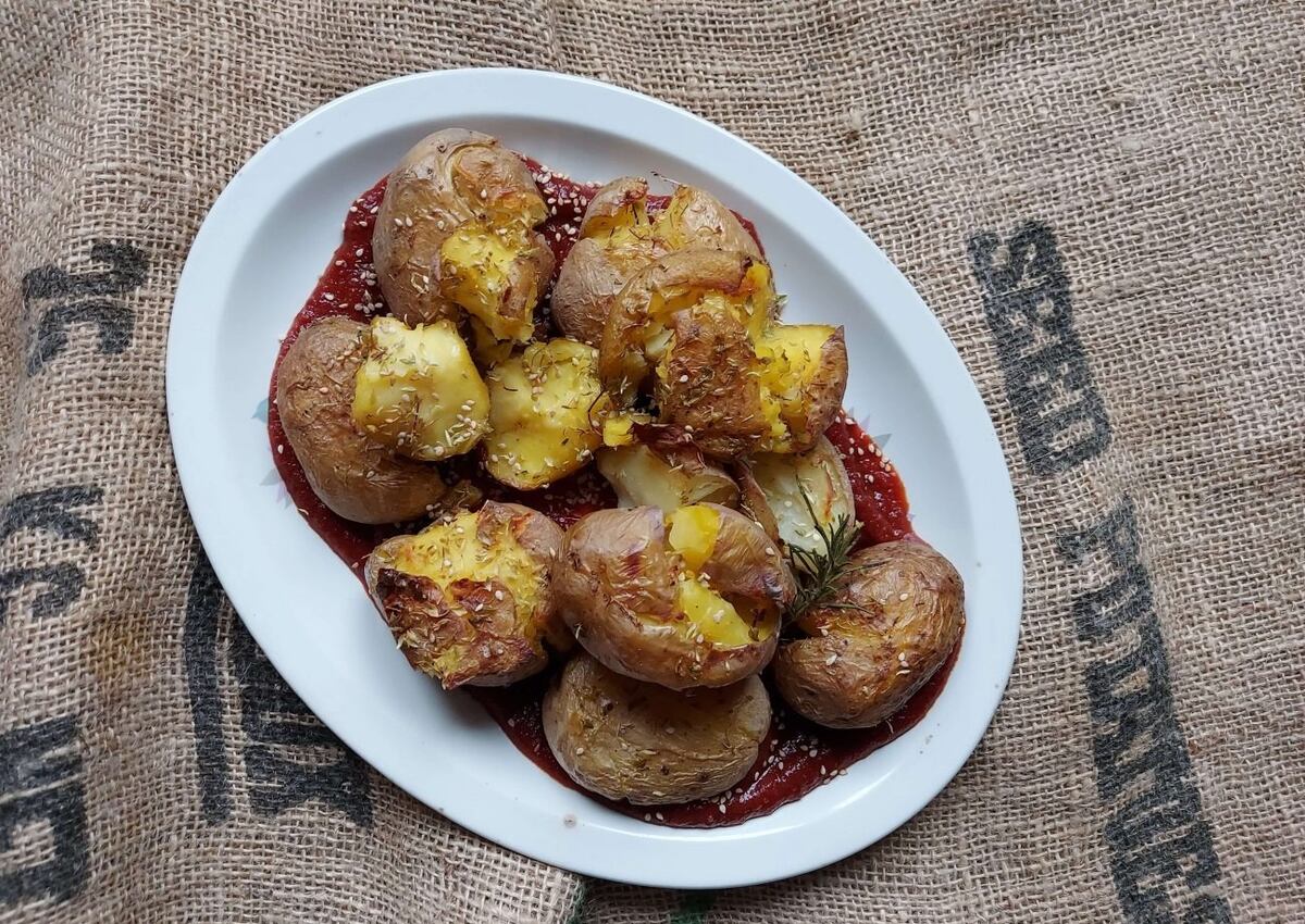 Papas al horno: el truco de la receta “aplastada” para lograr crocancia por fuera y cremosidad por dentro