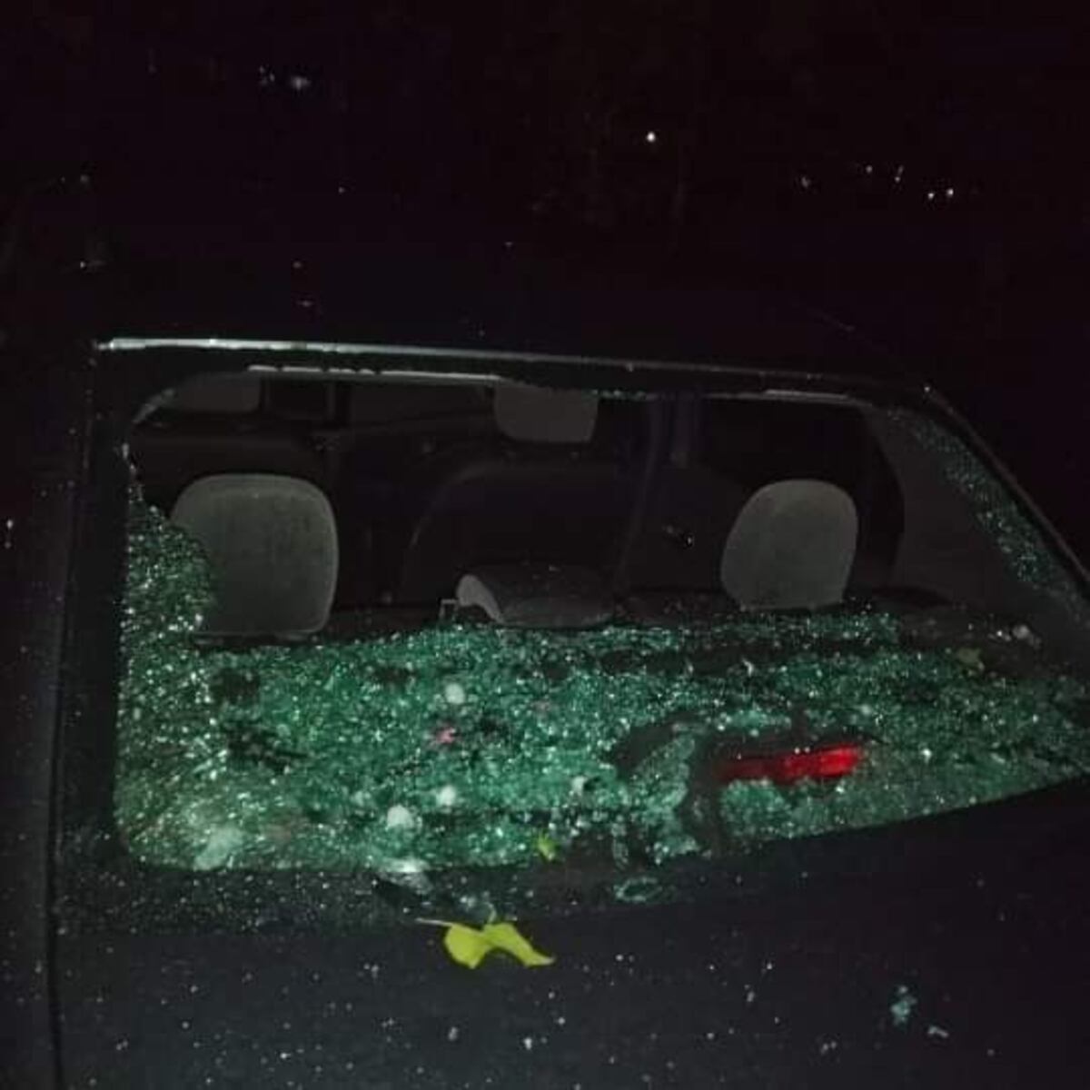 Fuertes tormentas en Córdoba. Un auto destrozado por el temporal en la localidad de Las Tapias. (Gentileza)