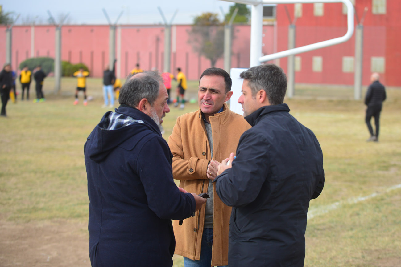 Conducción. Desde fuera de la cancha, el presidente de Unión Cordobesa de Rugby, Pablo Carballo; el ministro de Justicia, Julián López, y el titular de Córdoba Deportes, Agustín Calleri. (Nicolás Bravo / La Voz)