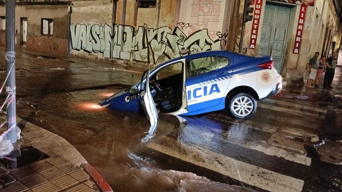 Barrio Alberdi. Paso de los Andes y Caseros (Policía).