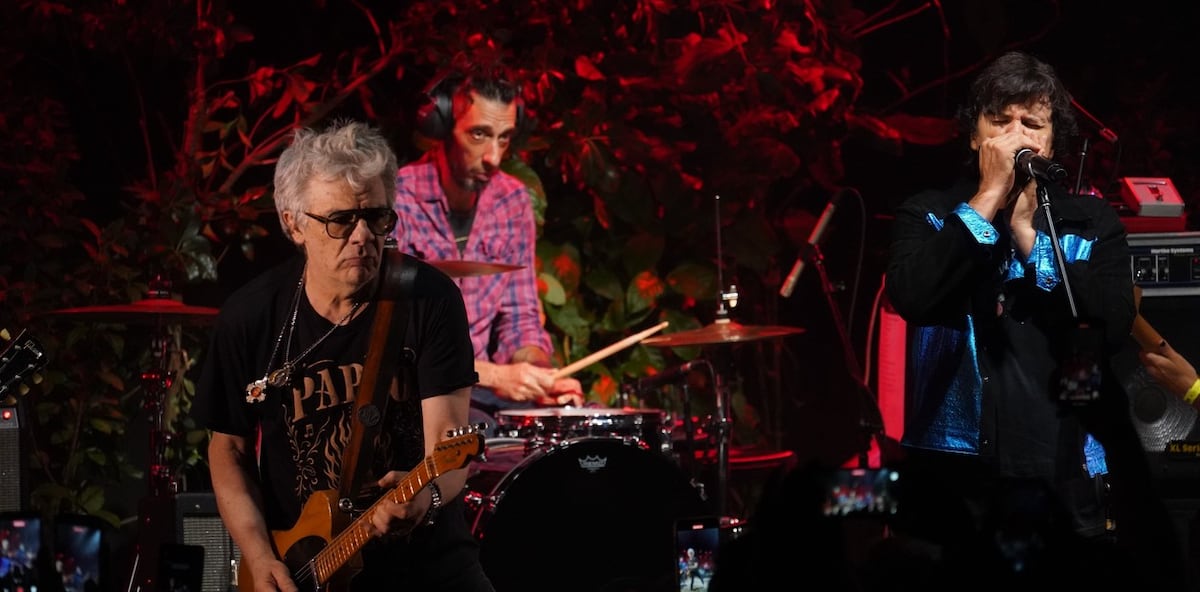 Juanse y Andrés Ciro Martínez versionan a Pappo en la celebración del 58° cumpleaños del líder de Los Piojos y Los Persas. (Clarín/ Ariel Grinberg)