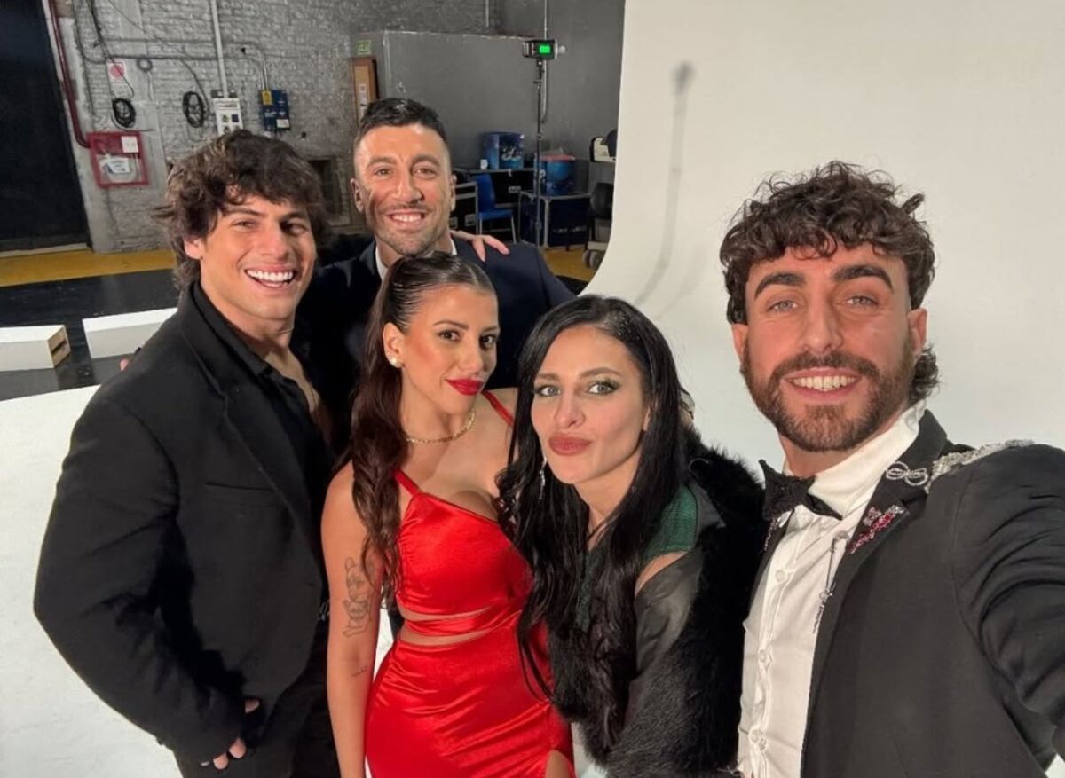Renato, Nano, Jennifer, Chiara y Ulises Apóstolo se sacaron una foto ya fuera de la casa. Son los integrantes del grupo "Los Causas"