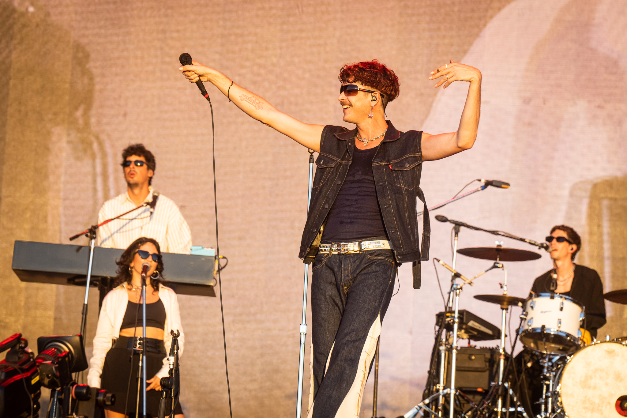 Goyo Degano, de Bandalos Chinos, pura seducción y carisma en el Lollapalooza Argentina 2024. (DF Entertainment/ Agustín Duserre)